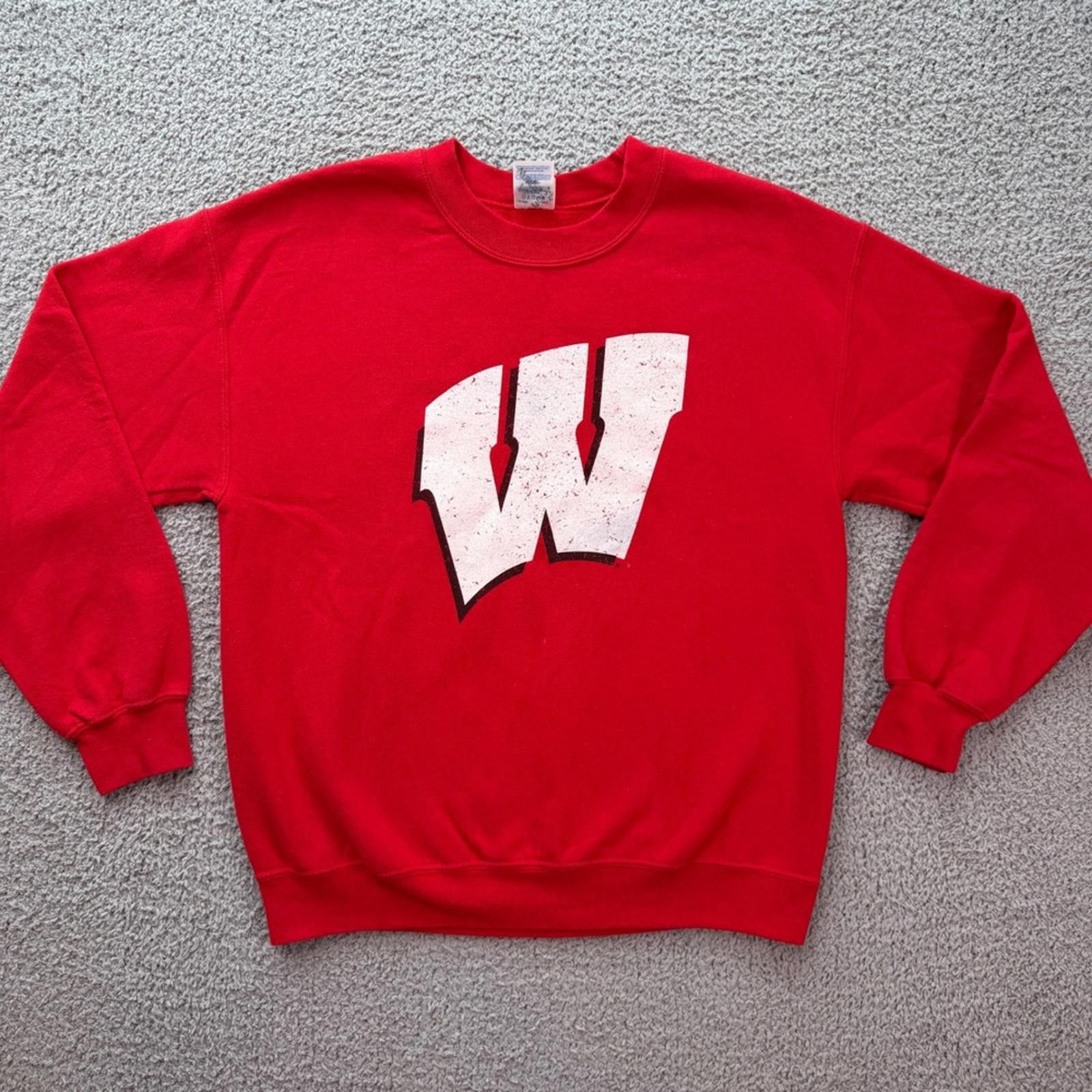 Gildan Wisconsin Badgers Red Crewneck Sweatshirt Mens M W Logo Size US M / EU 48-50 / 2 - 1 Thumbnail