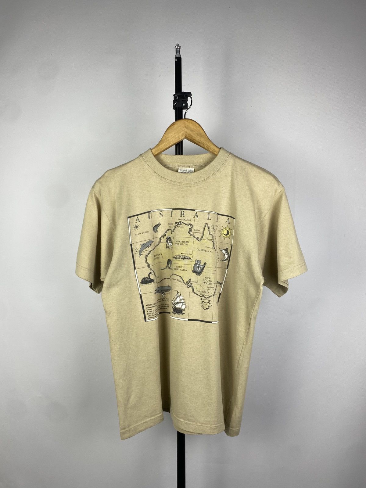 Vintage Vintage 90s rare Art Map Australia Big Logo Y2K T-Shirt Size US S / EU 44-46 / 1 - 1 Thumbnail