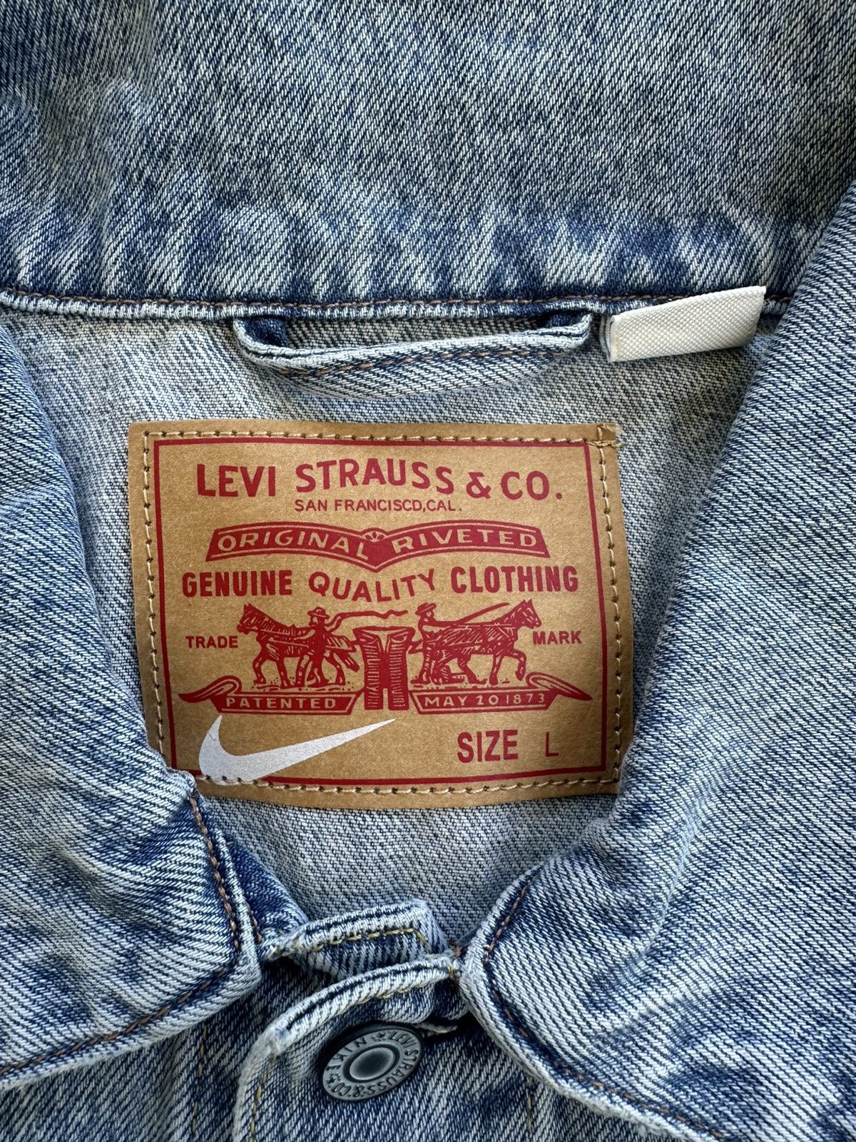 Levi's × Nike Nike Levi’s Denim Trucker Jacket size L Size US L / EU 52-54 / 3 - 5 Thumbnail