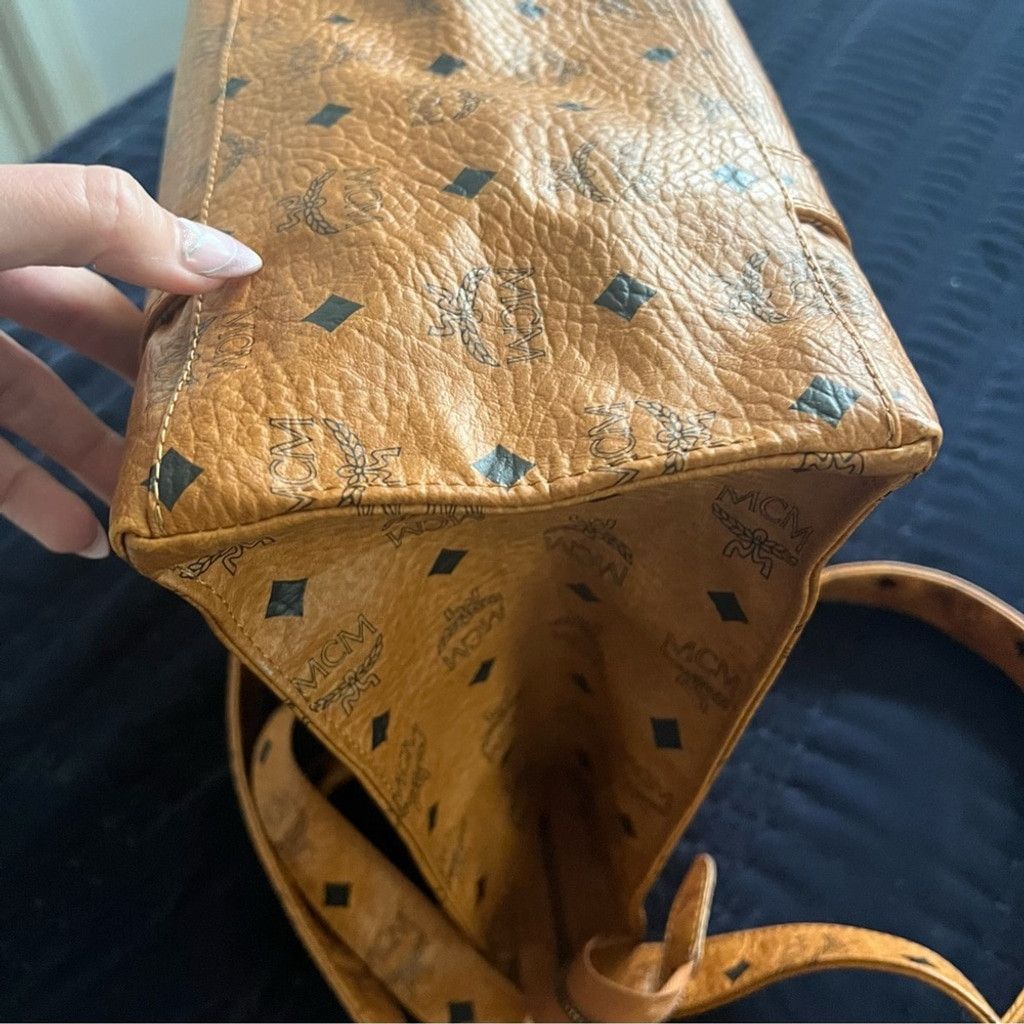 MCM MCM Leather Zippered Tote in Perfect Condition Size ONE SIZE - 14 Thumbnail