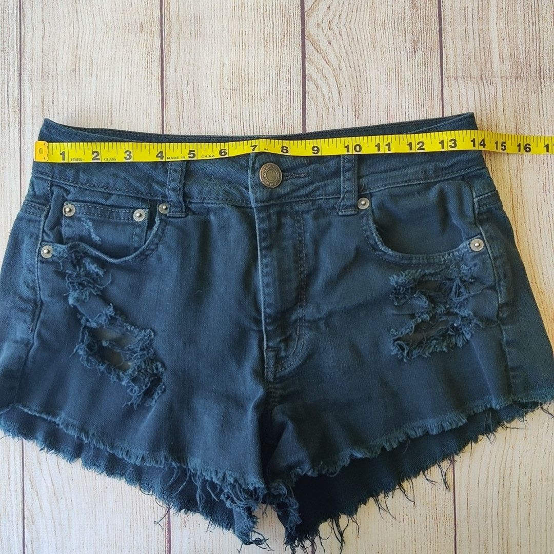 American Eagle Outfitters Distressed hi-rise festival denim shorts sz 2 Size 26" / US 2 / IT 38 - 6 Thumbnail