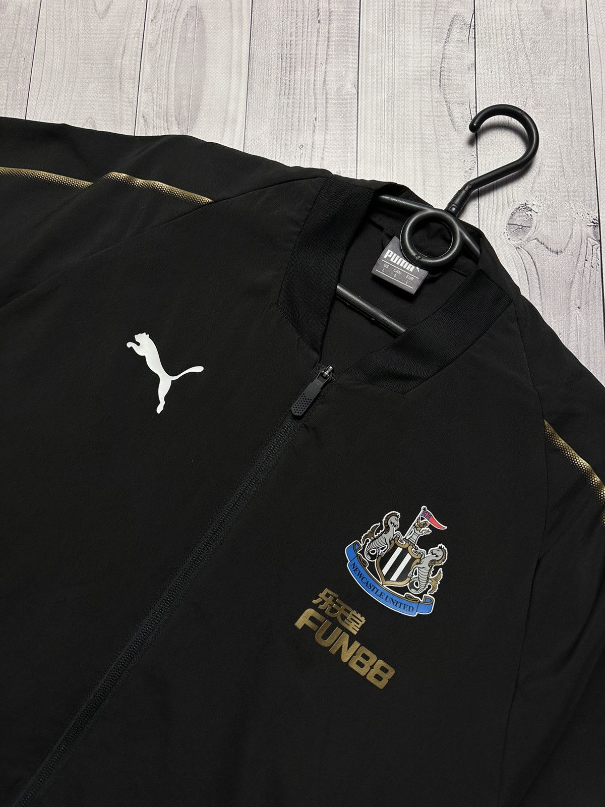 Puma × Vintage Vintage puma New Castle United soccer jacket size L logo Size US L / EU 52-54 / 3 - 4 Thumbnail