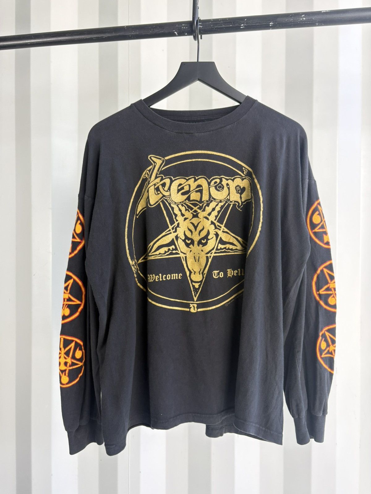 Band Tees Vintage Venom Welcome To Hell Faded Distressed Shirt GRUNGE Size US XL / EU 56 / 4 - 1 Thumbnail