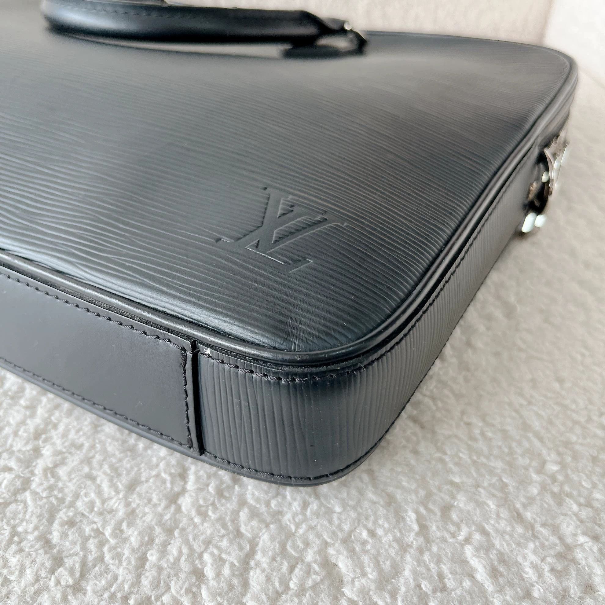 Louis Vuitton Louis Vuitton men's black Epi handbag 37.5x27x4.5 7606 Size ONE SIZE - 6 Thumbnail