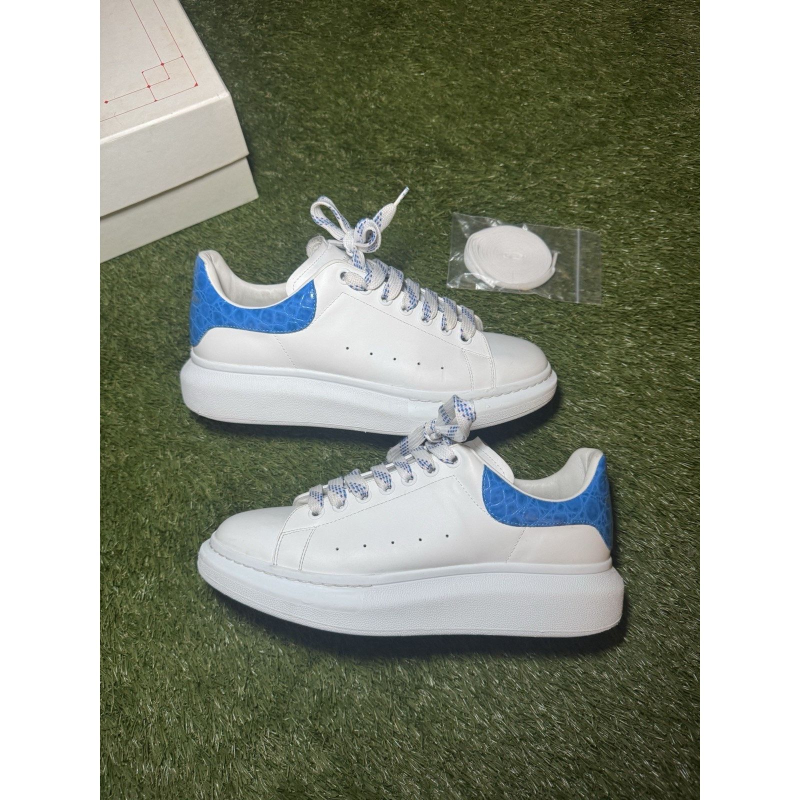 Alexander McQueen Alexander McQueen White Ultramarine Crocodile Size 42EU / 9M Size US 9 / EU 42 - 1 Thumbnail