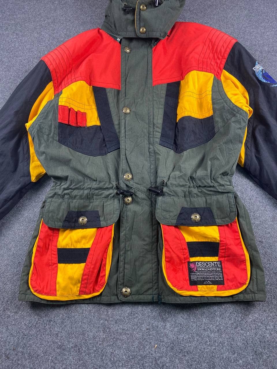 descente snow adventure multipocket jacket nice design