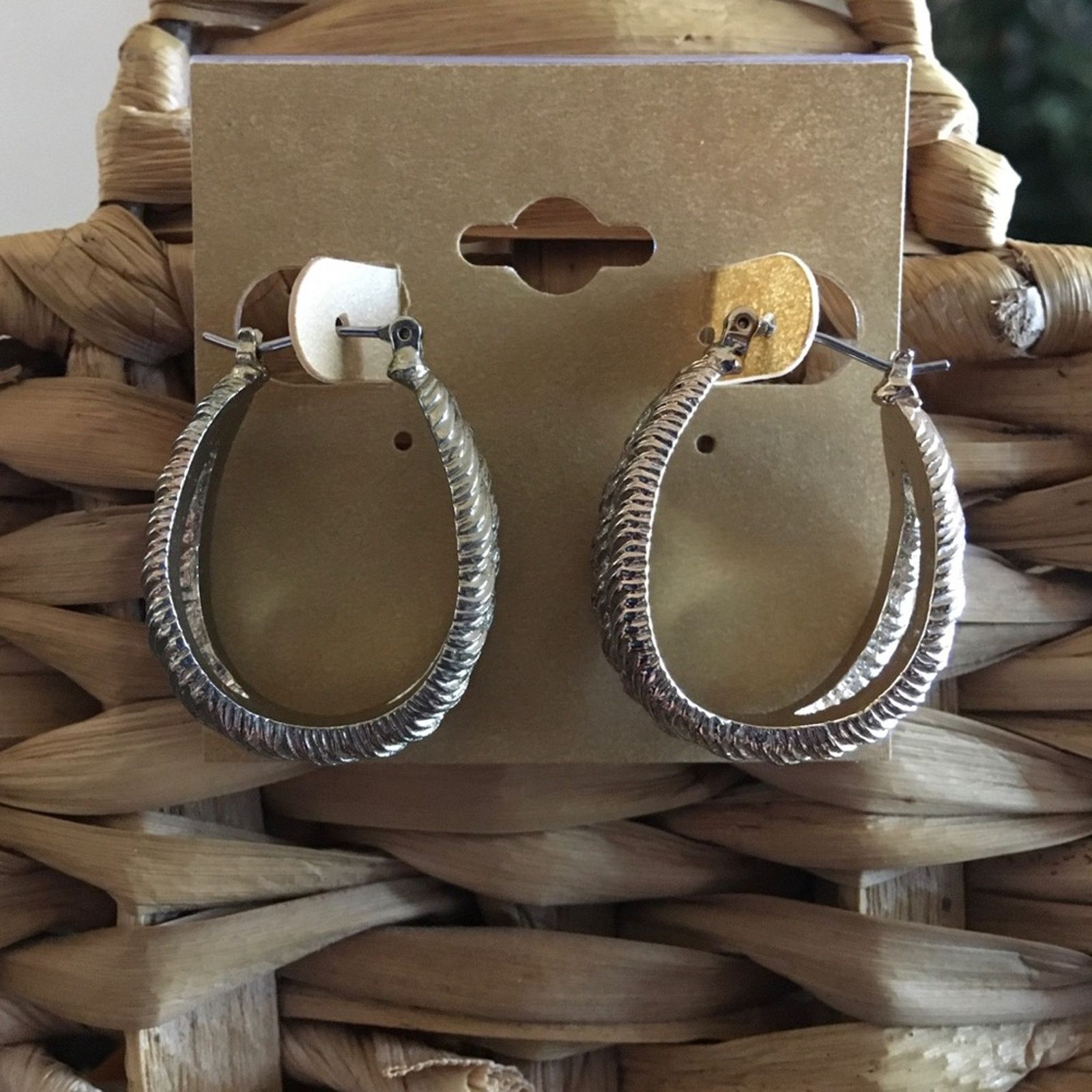 Vintage Vintage textured gold tone hoop latch earrings Size ONE SIZE - 1 Thumbnail