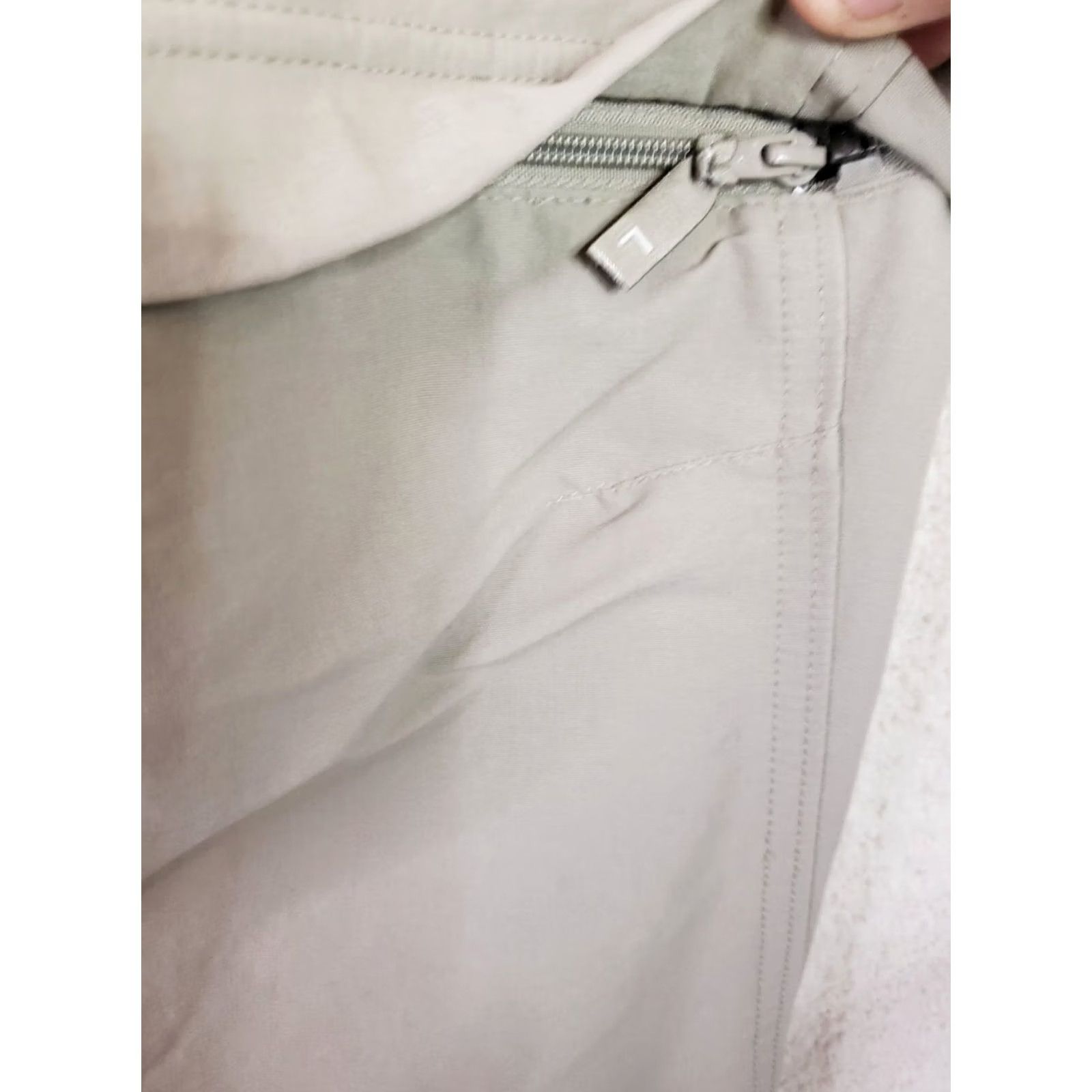Vintage Columbia Omni Shield Convertible Hiking Pants Tan Khaki 38X32 Mens Regular Nylon Spandex Cargo Pockets Convertible to Shorts Straight Leg Size US 38 / EU 54 - 7 Thumbnail