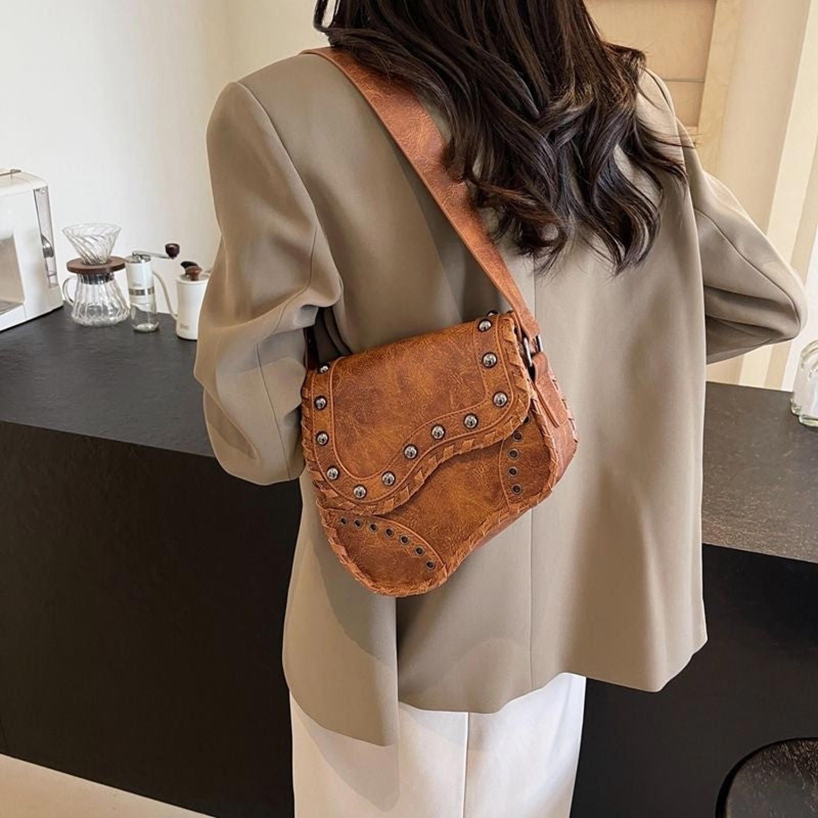Vintage Rivet Saddle Strap Bag , Large Crossbody Fit in Brown, Women's
