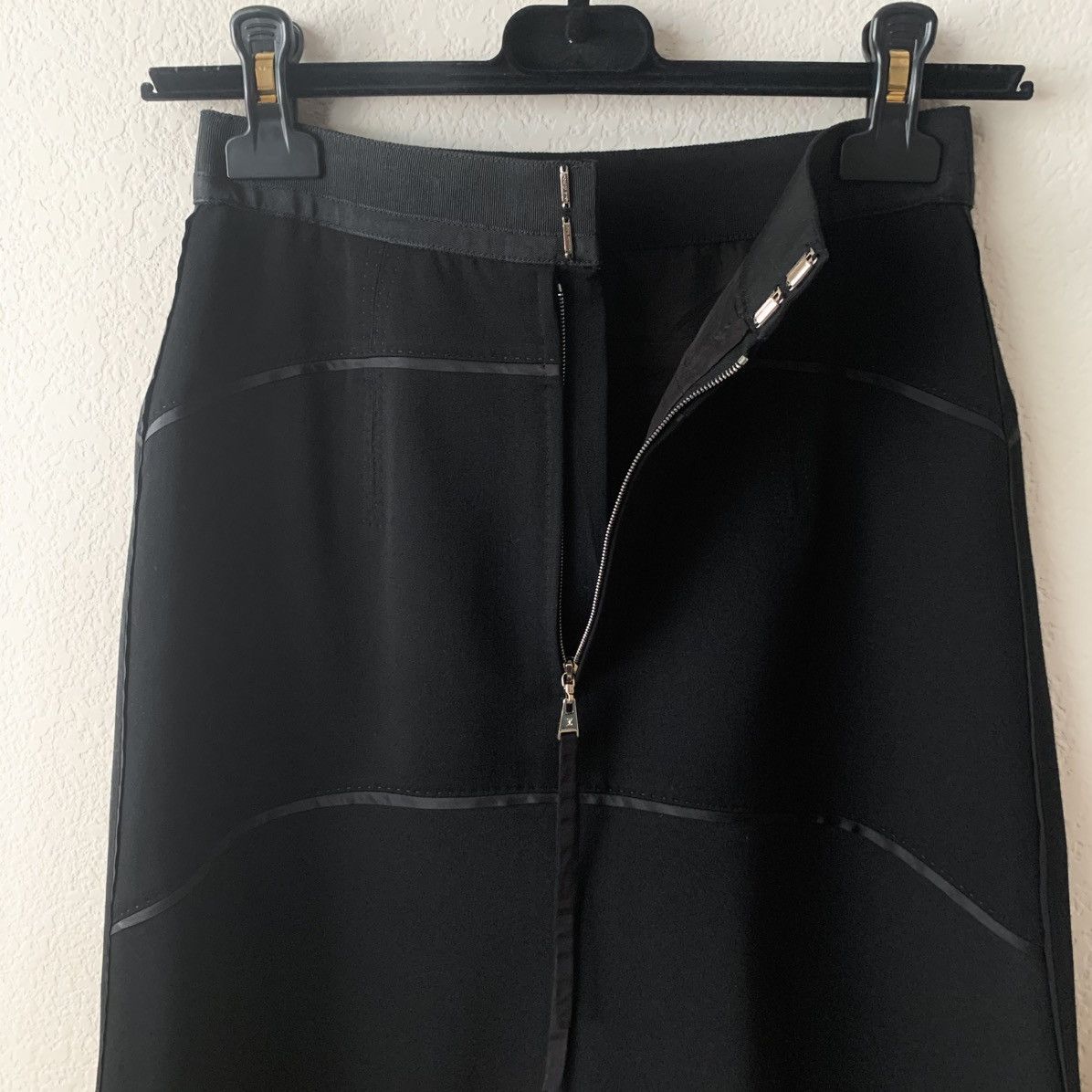 Louis Vuitton Louis Vuitton 100% wool skirt Size 24" / US 00 / IT 34 - 4 Thumbnail