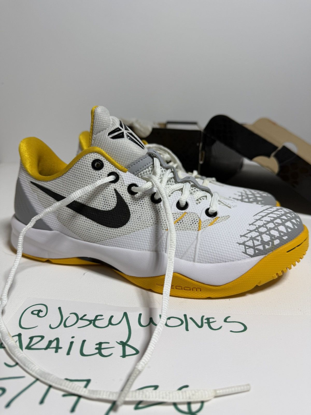 Nike Nike Zoom Kobe Venomenon 4 White University Gold (9.5) Size US 9.5 / EU 42-43 - 1 Thumbnail