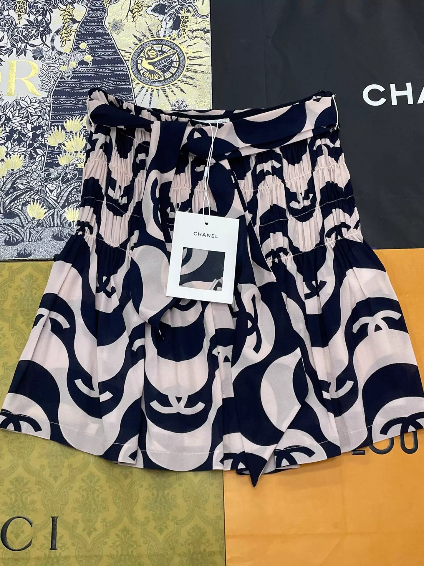 Chanel Chanel Blue & Pink Wave Print Silk Skirt Size 36 Size 26" / US 2 / IT 38 - 2 Thumbnail