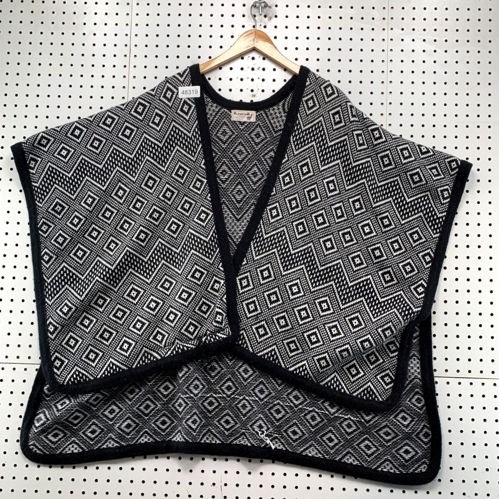 Vintage VINTAGE Alpafina Cusco Peru Alpaca Wool Poncho Geometric Diamond Knit Black White Wrap Size ONE SIZE - 2 Thumbnail