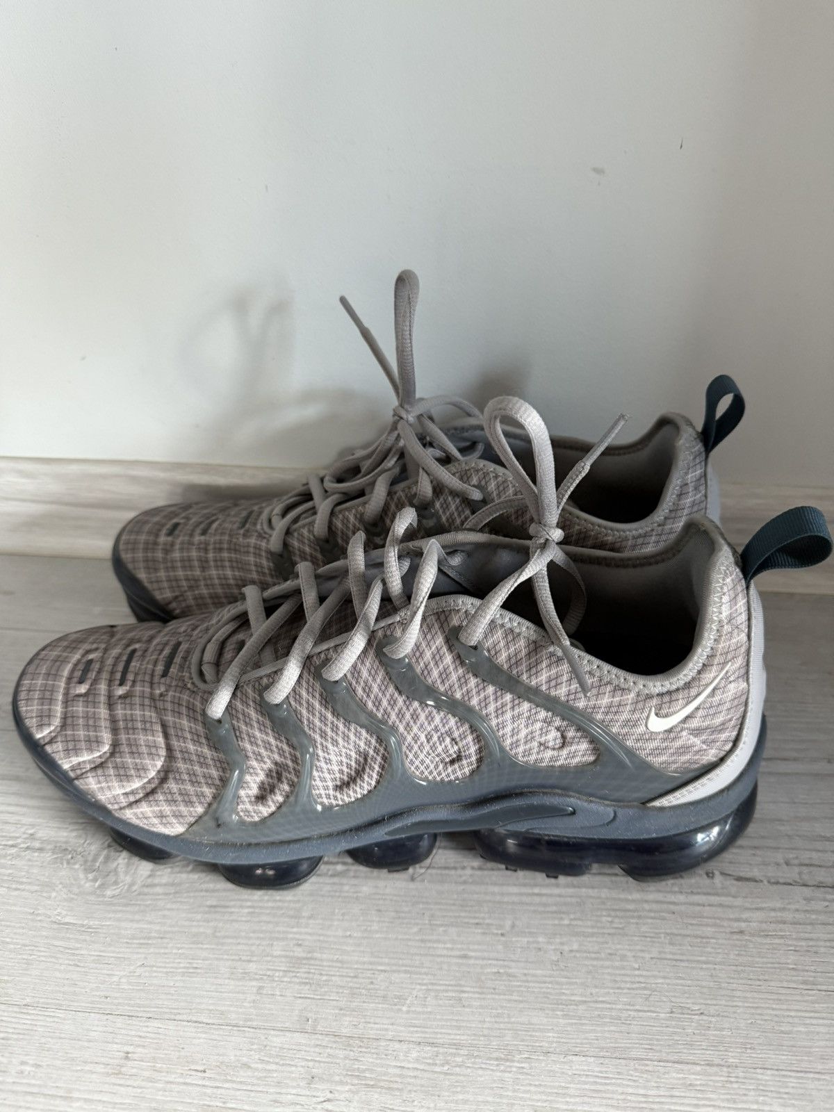 Nike Vapormax plus wolf grey dark grey