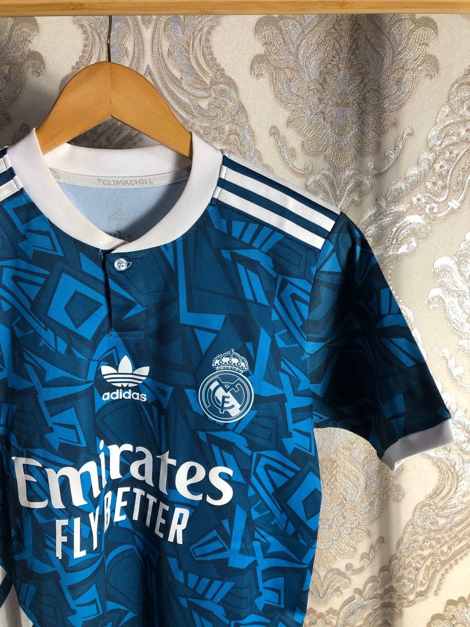 Vintage Very Rare Adidas Real Madrid Spain Soccer Jersey Retro Y2K Size US S / EU 44-46 / 1 - 2 Thumbnail