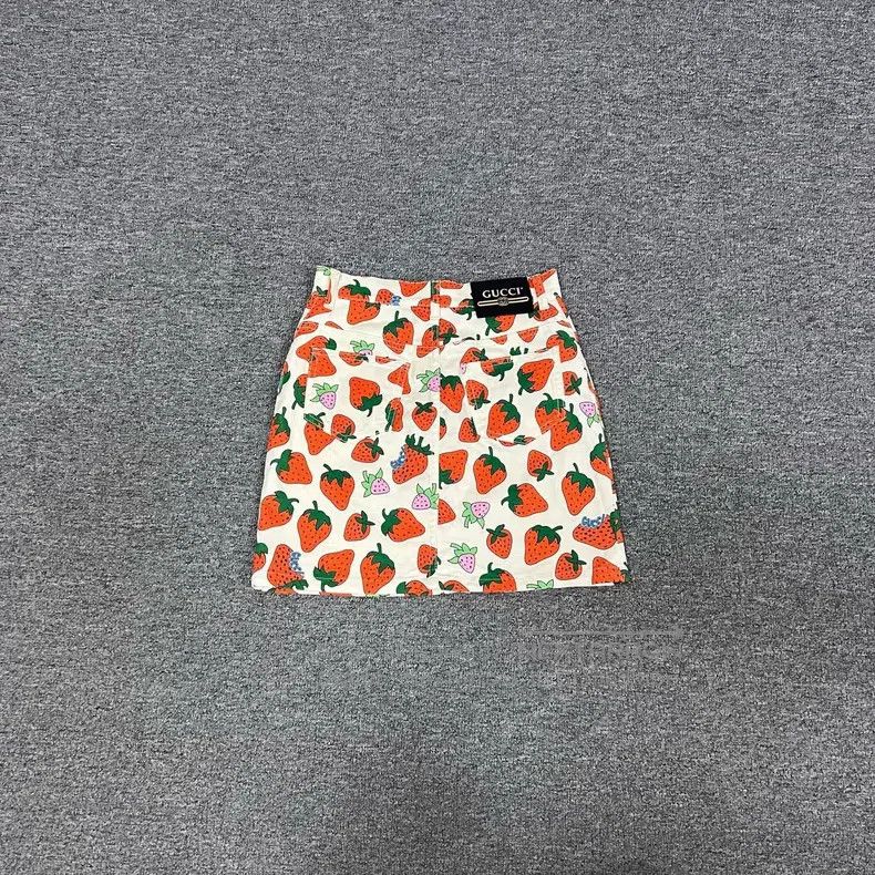 Gucci Gucci Full print, strawberry, short skirt Size 24" / US 00 / IT 34 - 2 Thumbnail