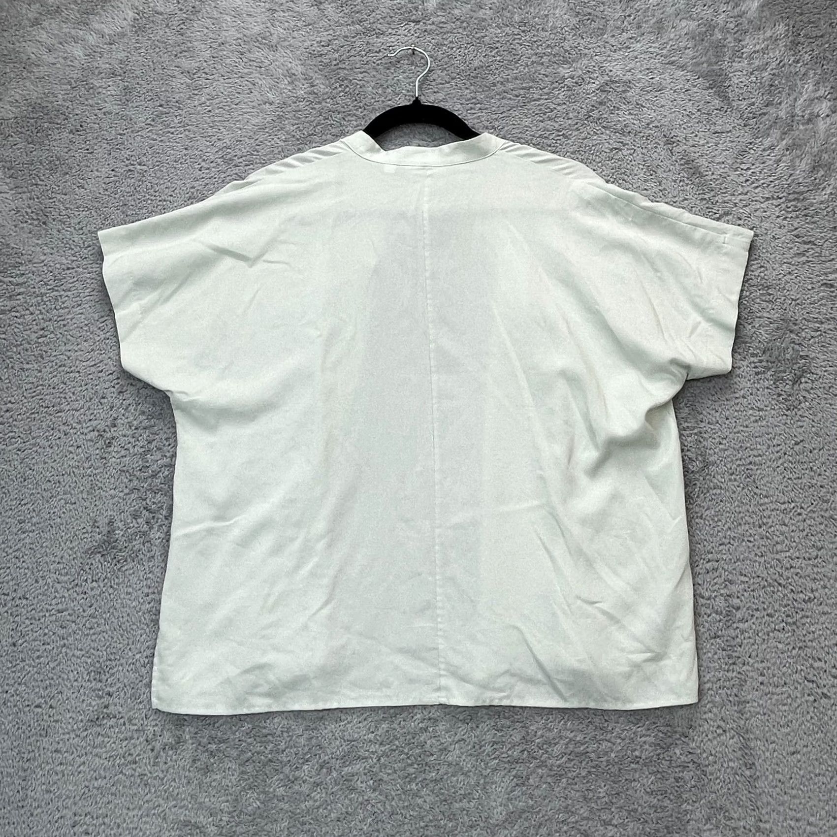 Uniqlo Uniqlo Blouse Shirt Womens XS Beige Rayon Short Sleeve Collared Button Basic All Seasons Easy Care Regular 90s City Preppy Style Size XS / US 0-2 / IT 36-38 - 2 Thumbnail