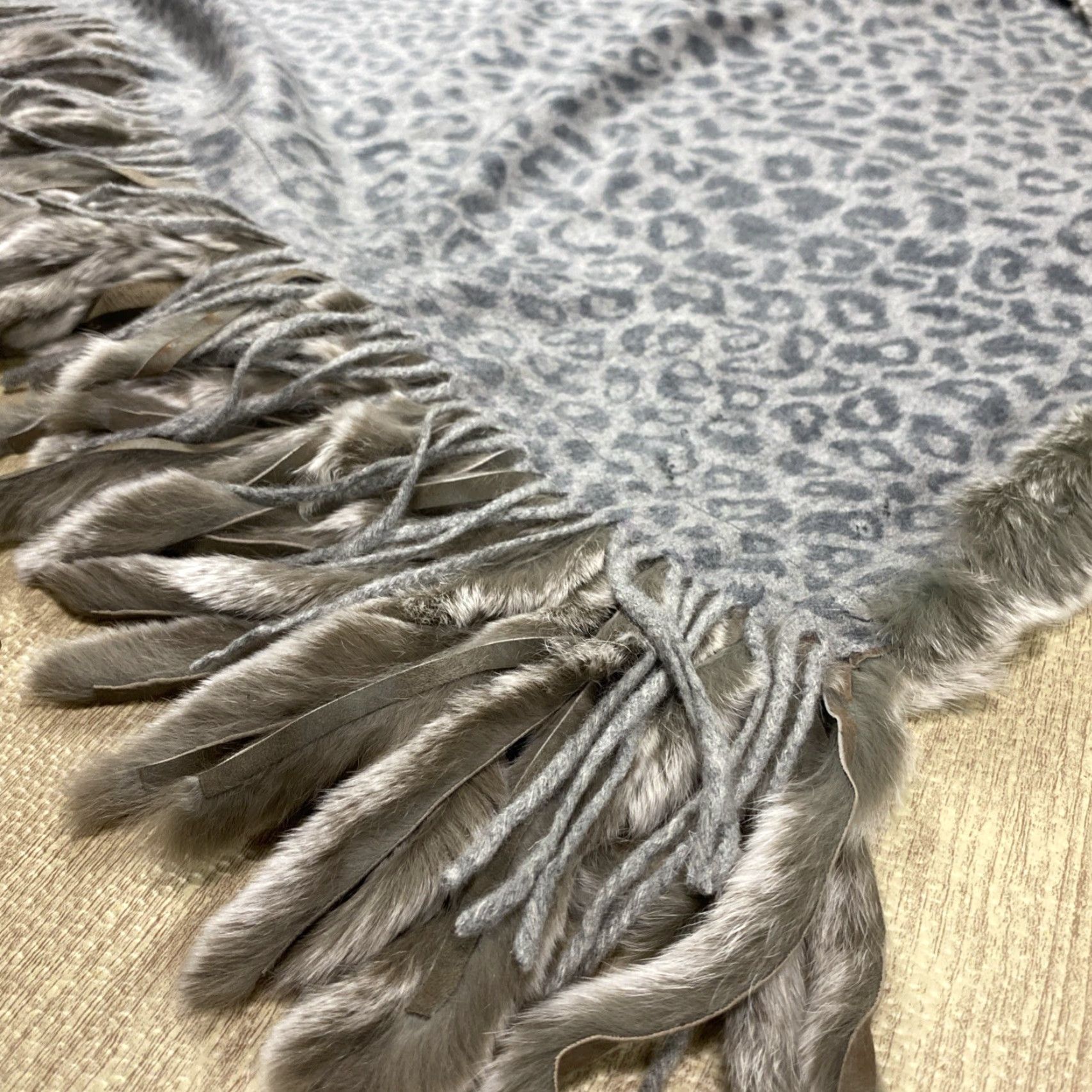 Vintage VINTAGE Cedrics SHAWL/Wrap Scarf 68X35 Gray Cashmere Rabbit Fur Paisley/Leopard Multifunctional Fringe Reversible LARGE Womens MenThen? Size ONE SIZE - 3 Thumbnail