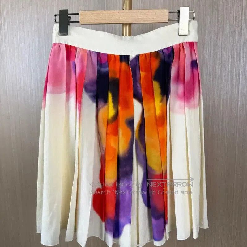 Chanel Chanel M White Silk Pleated Skirt . Size 23" - 2 Thumbnail
