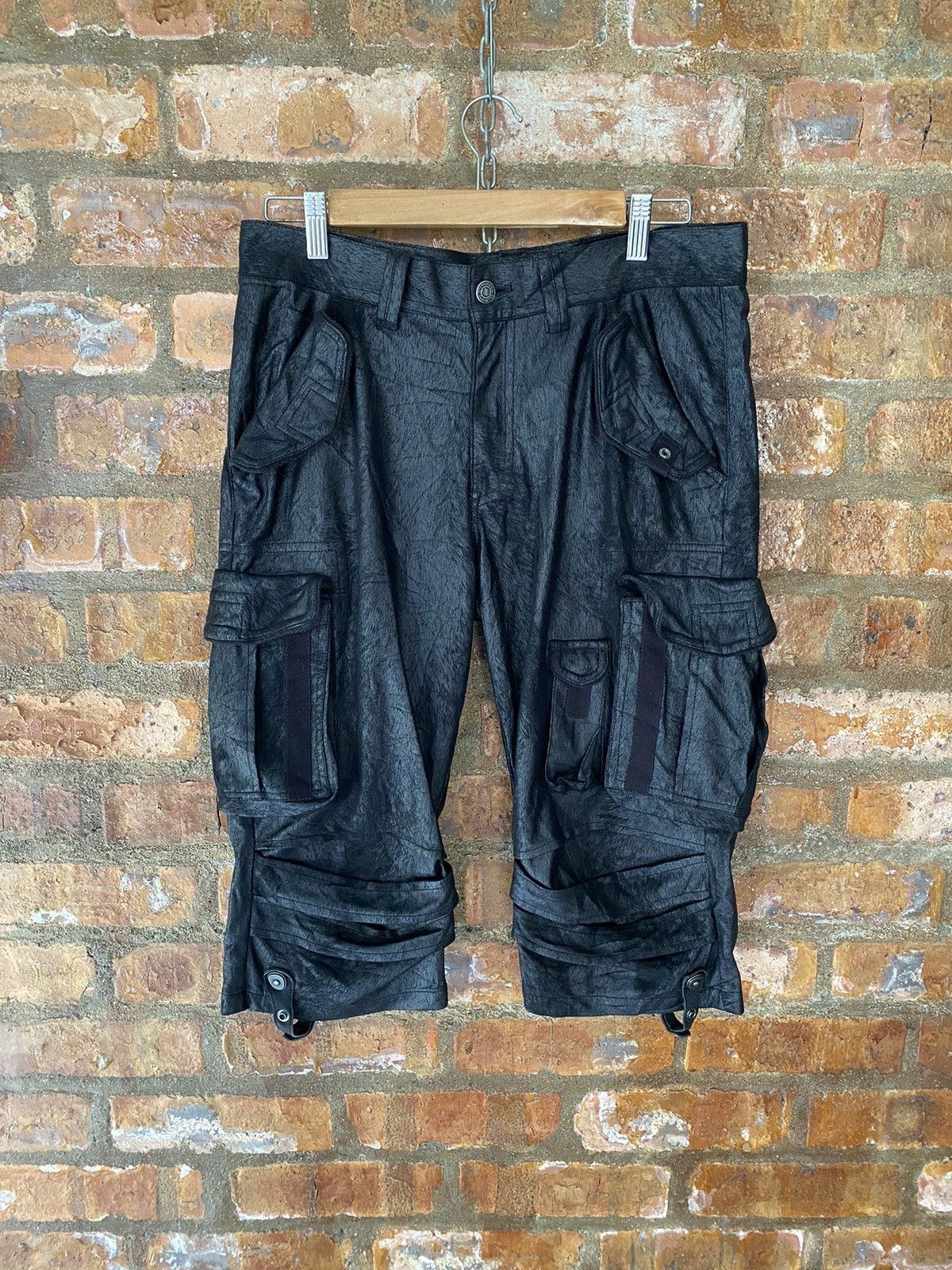 Tornado Mart 2000s Tornado Mart Bondage Textured Gas Mask Cargo Shorts Size US 31 - 2 Thumbnail