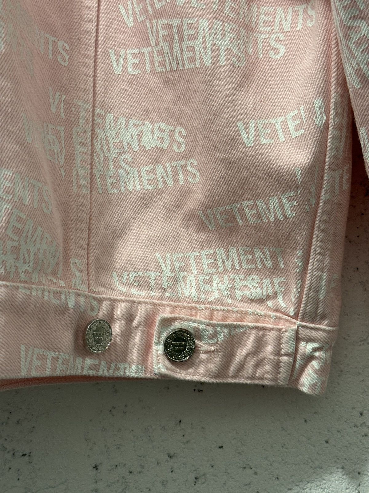 Vetements *RARE* VETEMENTS GVASALIA STAMP AOP DENIM JACKET Size US M / EU 48-50 / 2 - 13 Thumbnail