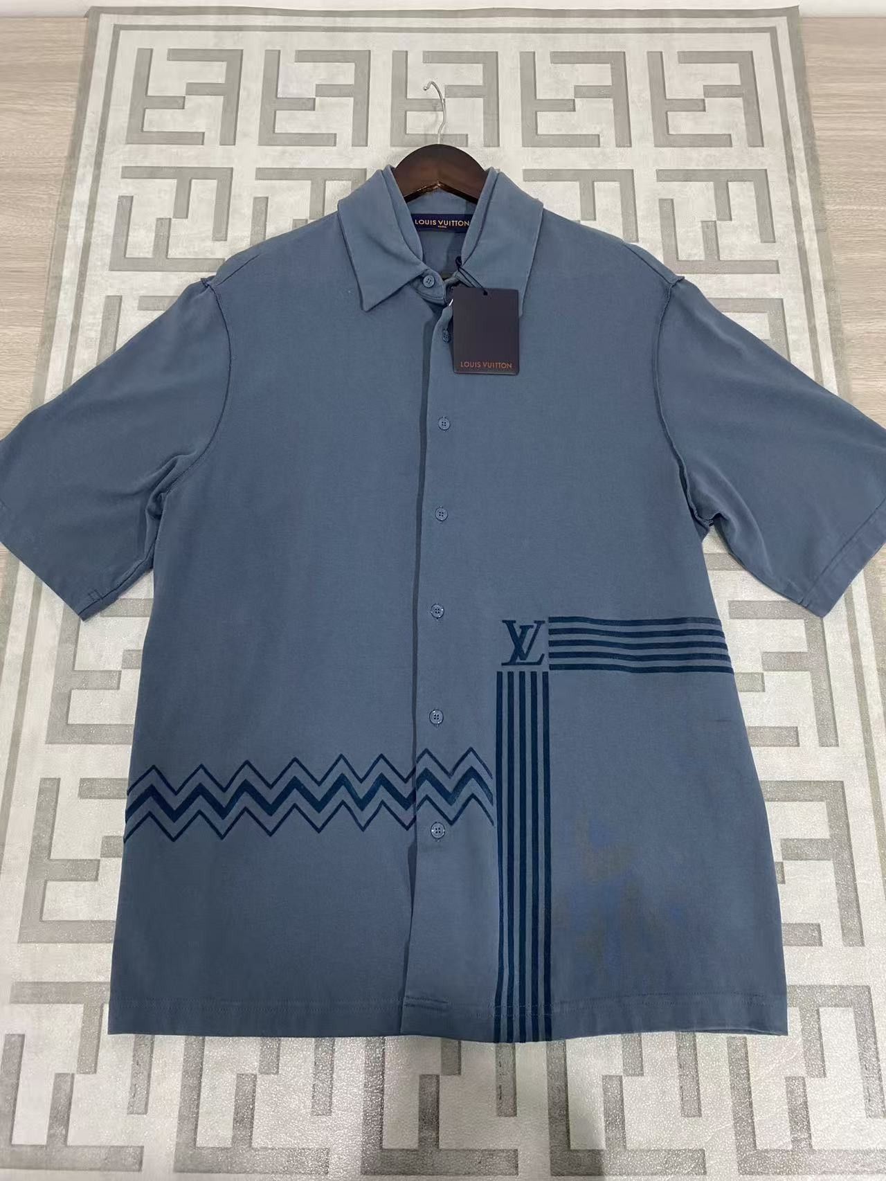 Louis Vuitton Louis Vuitton Flocked Logo Short Sleeve Shirt Size S Size US S / EU 44-46 / 1 - 1 Thumbnail