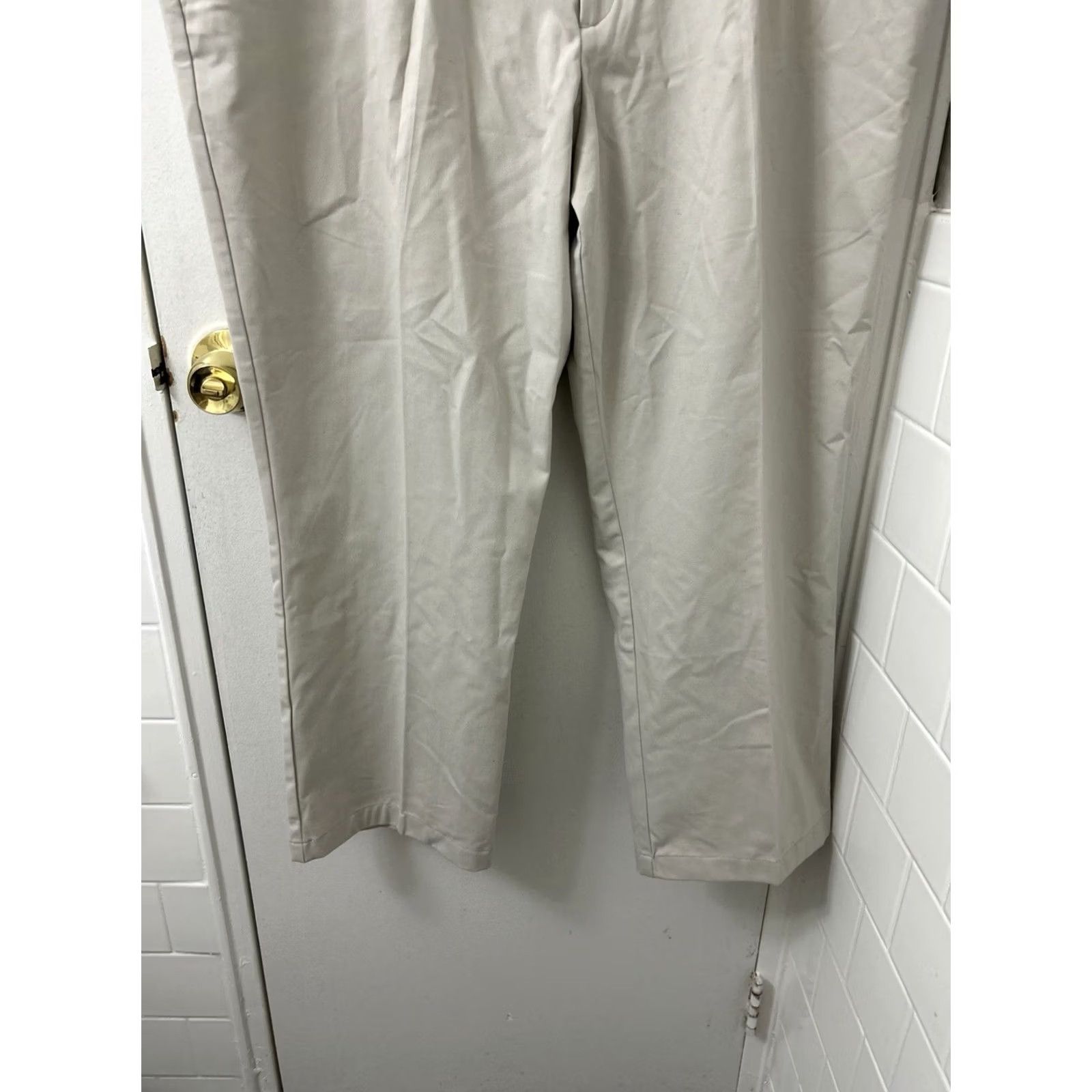 Dockers VINTAGE? No. Dockers D3 Khaki Pants Mens 44x32 Beige Classic Fit Pleated Chino YKK Trousers Size US 44 / EU 60 - 3 Thumbnail