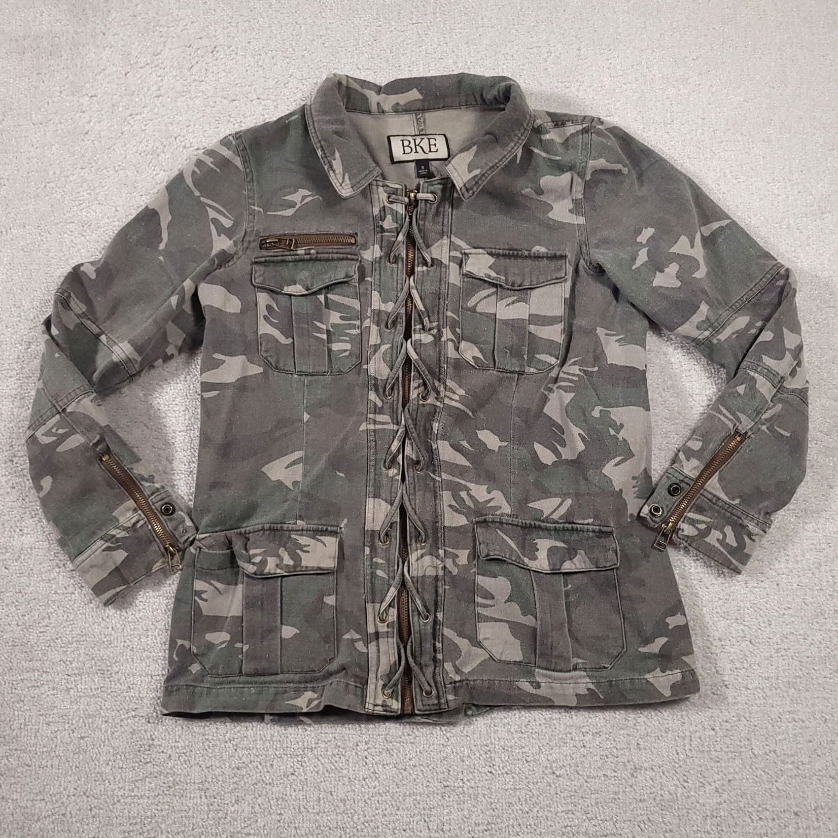 Vintage VINTAGE Buckle Camo Full Zip Casual Jacket Women Small Pockets Military Collared Size S / US 4 / IT 40 - 2 Thumbnail