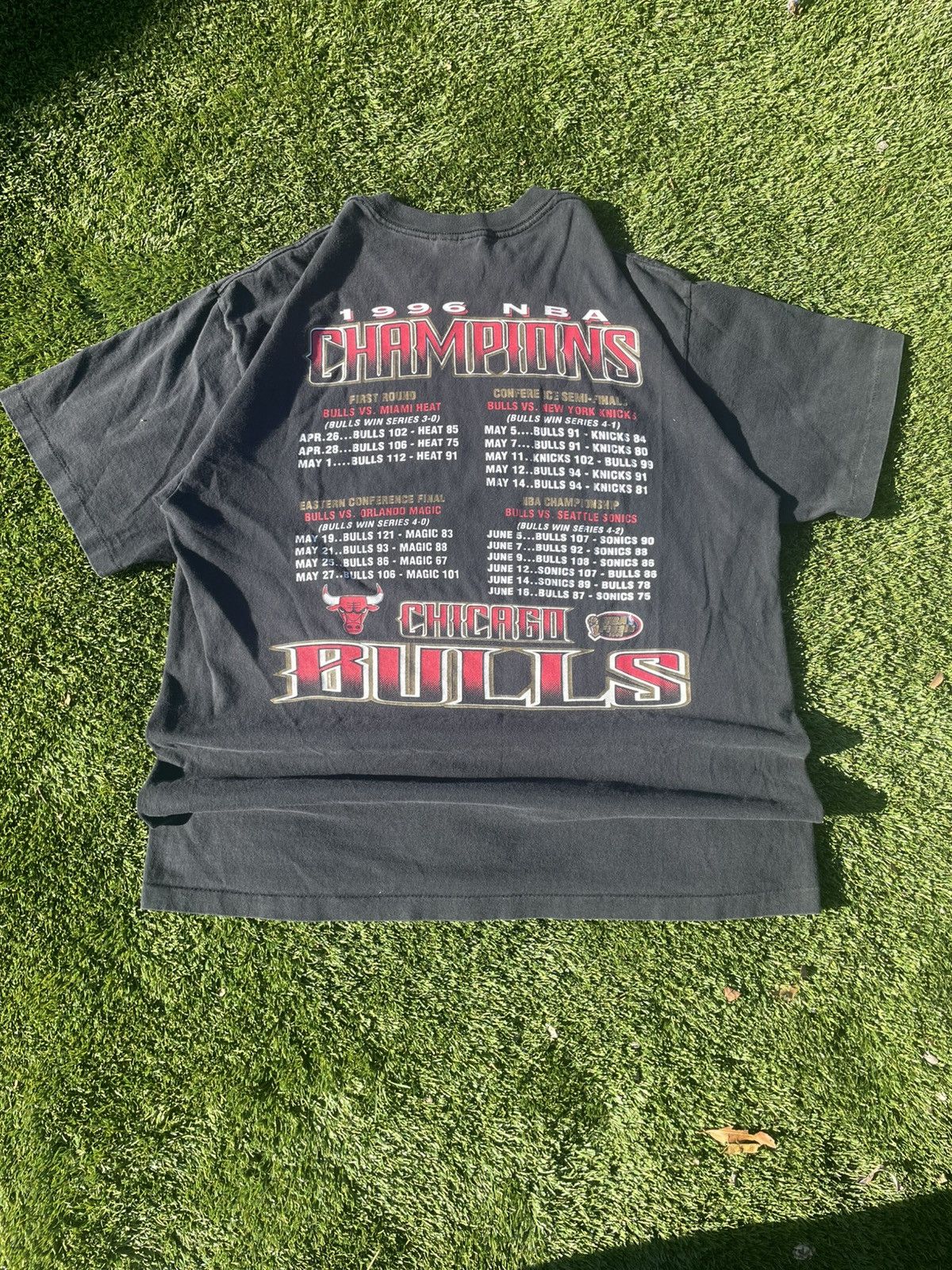 NBA VTG GRAIL 1996 BULLS NBA T-SHIRT 🐂 Size US XL / EU 56 / 4 - 8 Thumbnail