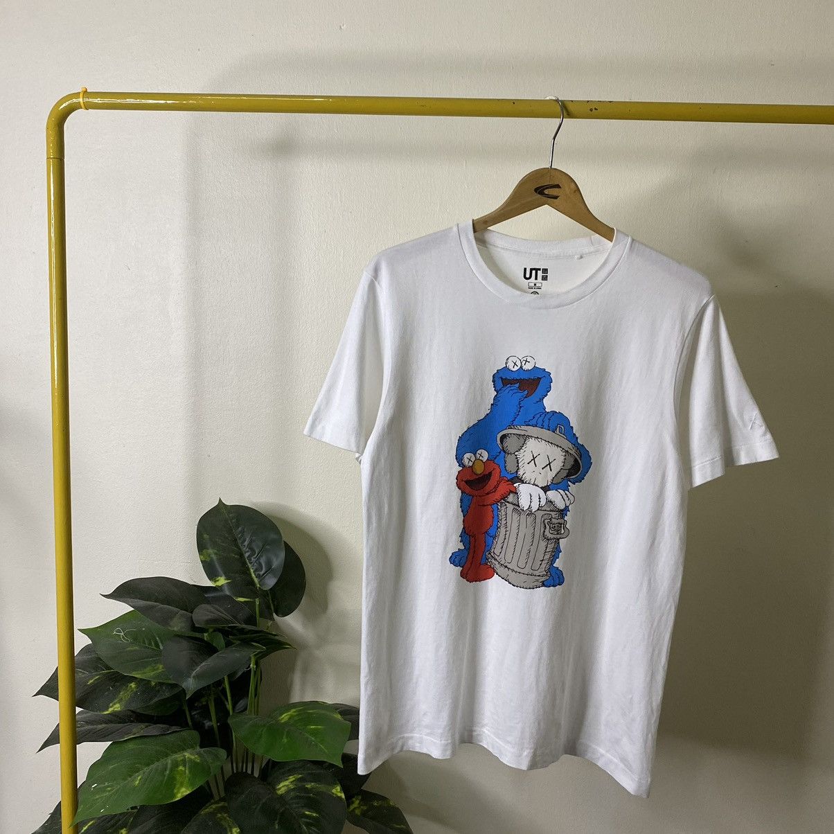 Kaws Kaws x Sesame Street x Uniqlo UT Collaboration Tee Size US M / EU 48-50 / 2 - 1 Thumbnail