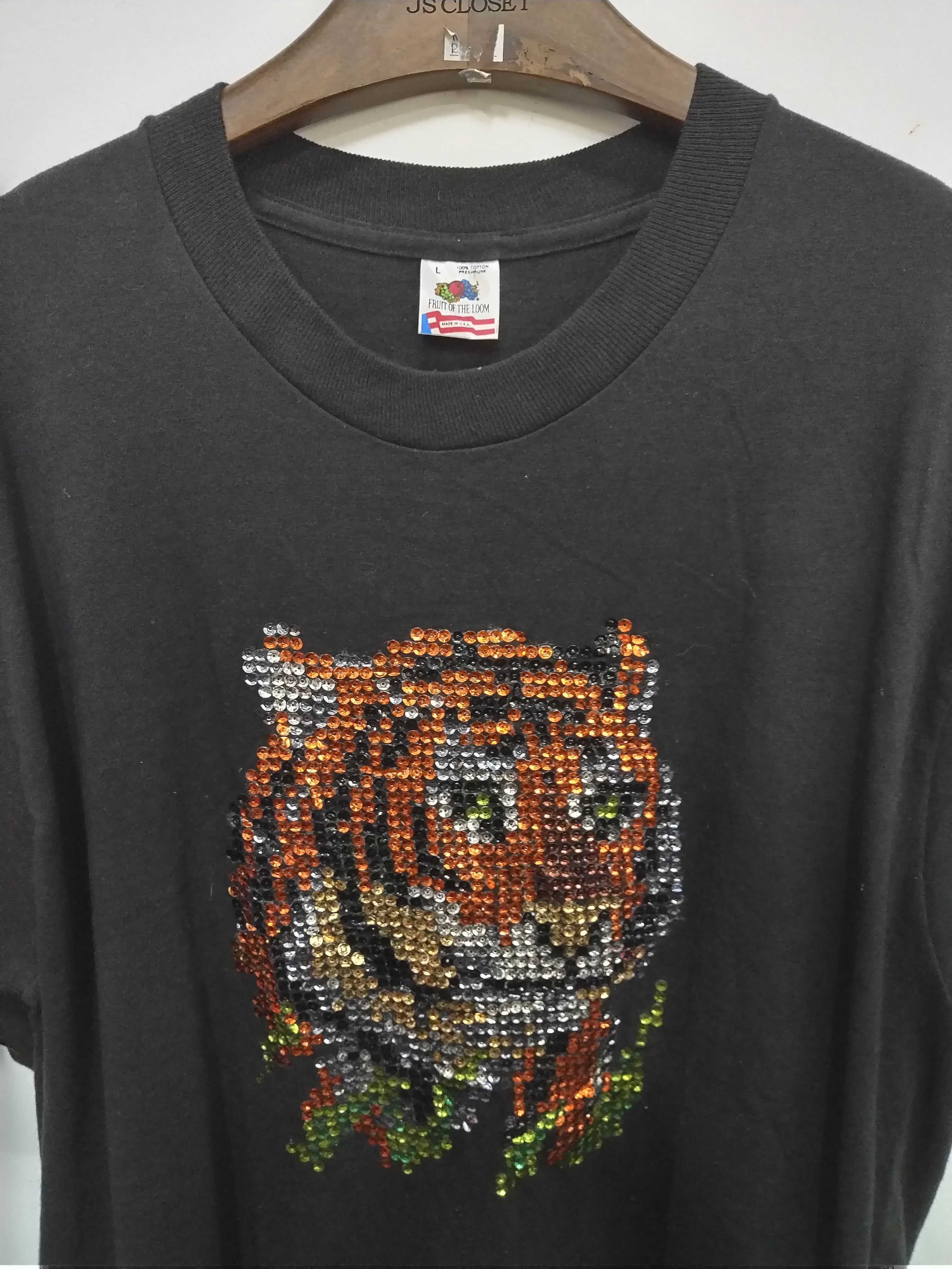 Fruit Of The Loom Vtg tiger sequins Fruits Of the Loom T like new gently used Size US L / EU 52-54 / 3 - 6 Thumbnail
