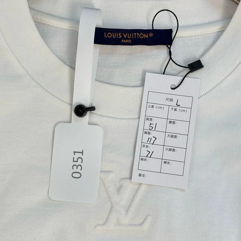 Louis Vuitton Louis Vuitton white embossed pattern short sleeves Size US L / EU 52-54 / 3 - 2 Thumbnail