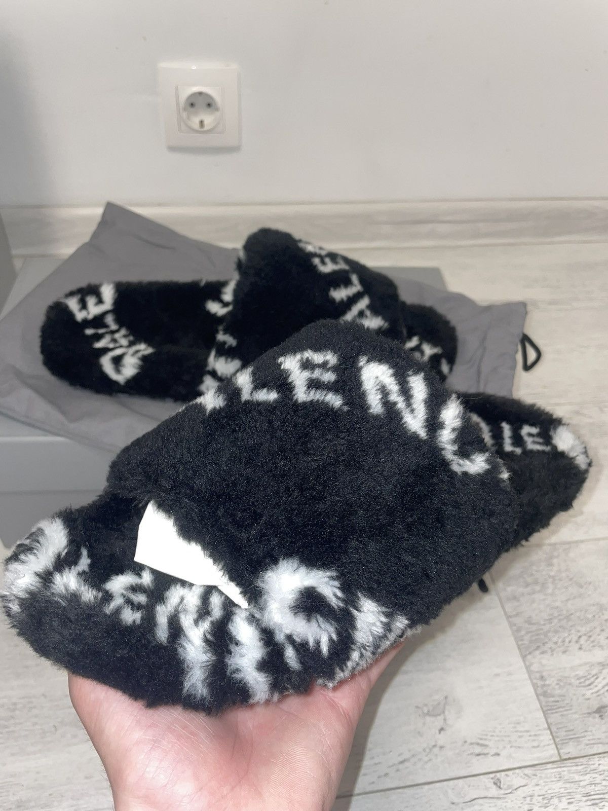 Balenciaga Balenciaga furry slides logo allover Size US 9 / EU 42 - 6 Thumbnail