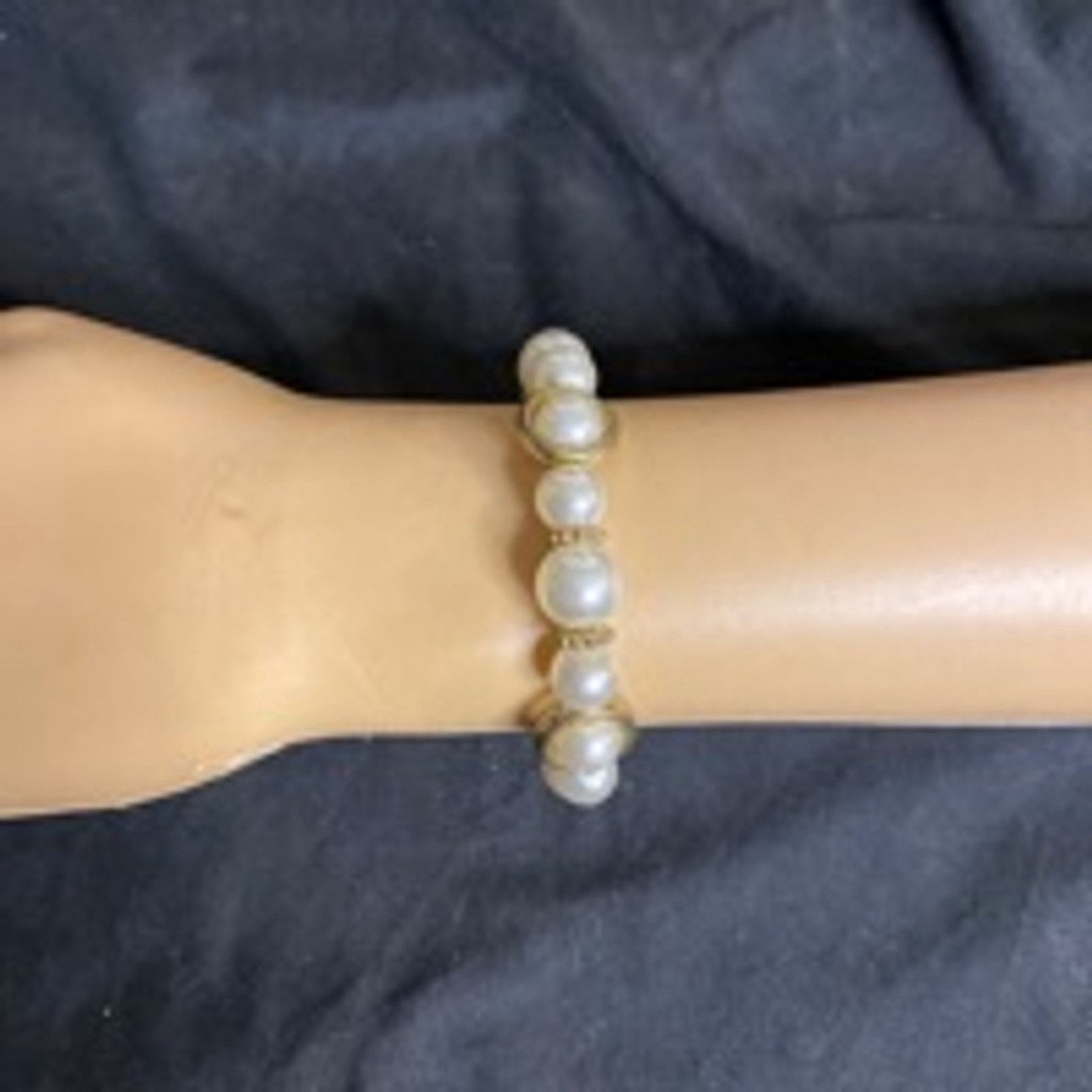 Other Vintage Gold Tone Faux Pearl Stretch Bracelet Classic Beaded Size ONE SIZE - 4 Thumbnail