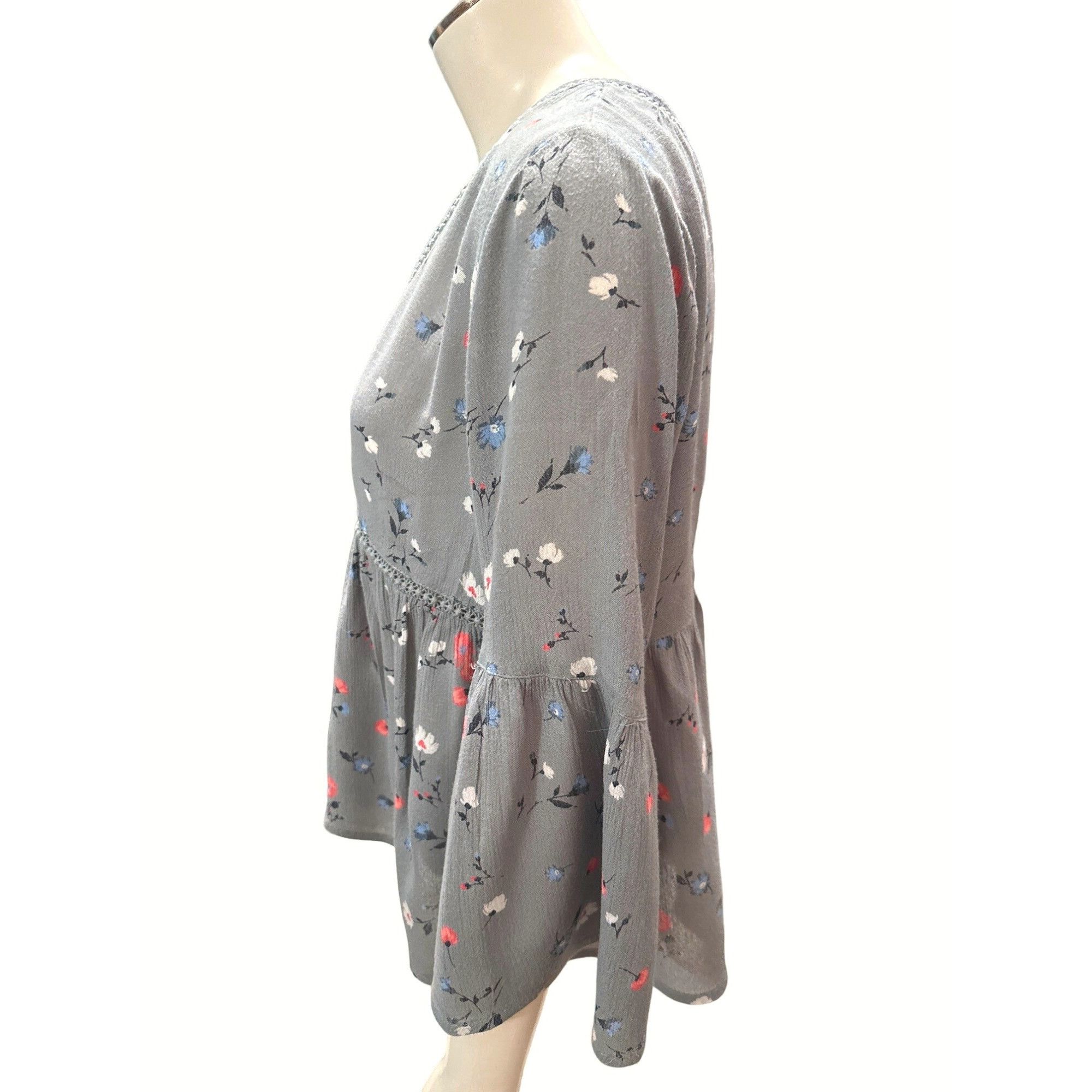 Arizona Jean Co. Arizona Jean Company Bell Sleeve Gray Floral All Rayon Crop Size S / US 4 / IT 40 - 2 Thumbnail