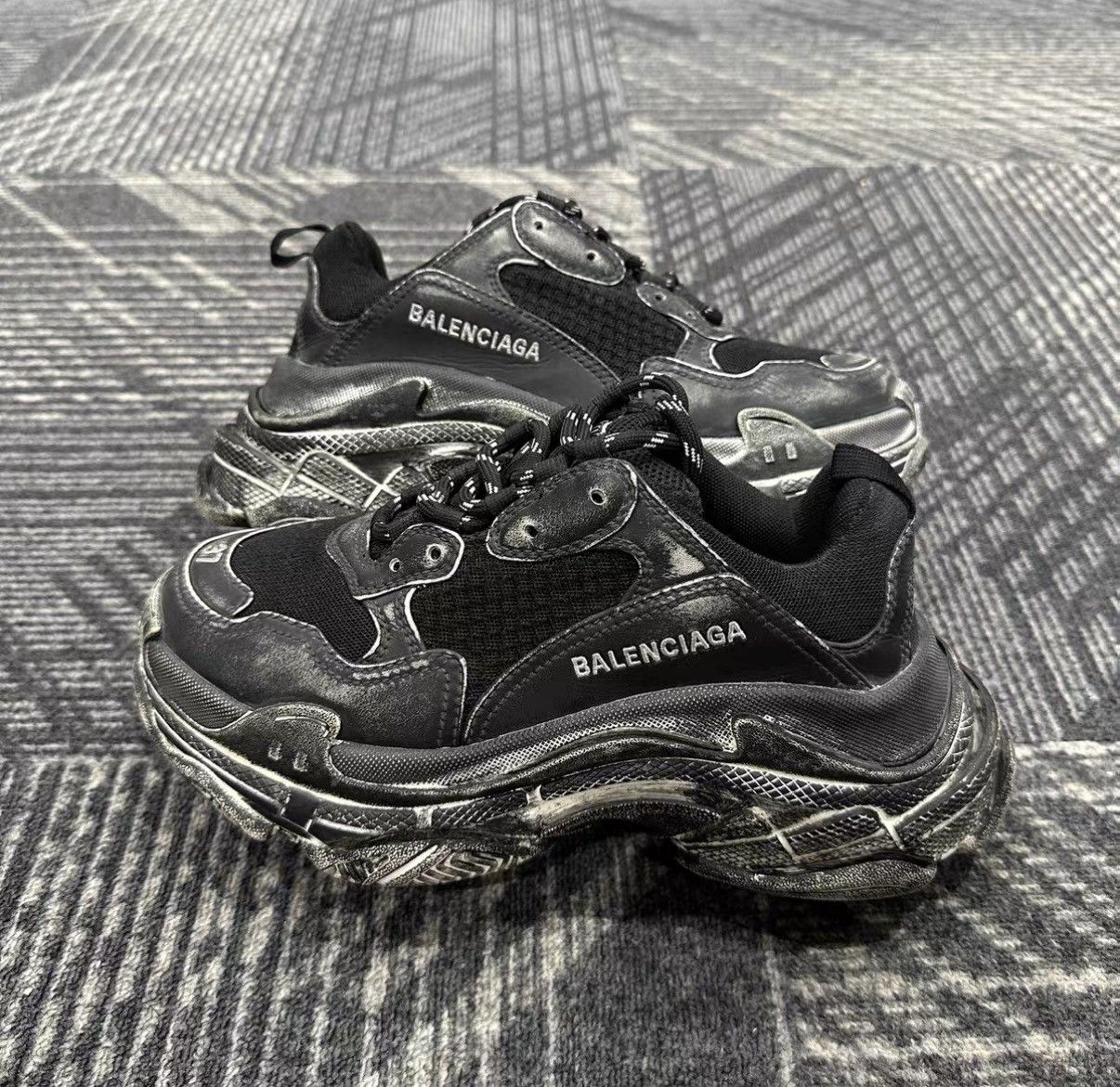 Balenciaga Balenciaga Triple S Distressed Sneakers J42 Size US 7 / IT 37 - 4 Thumbnail