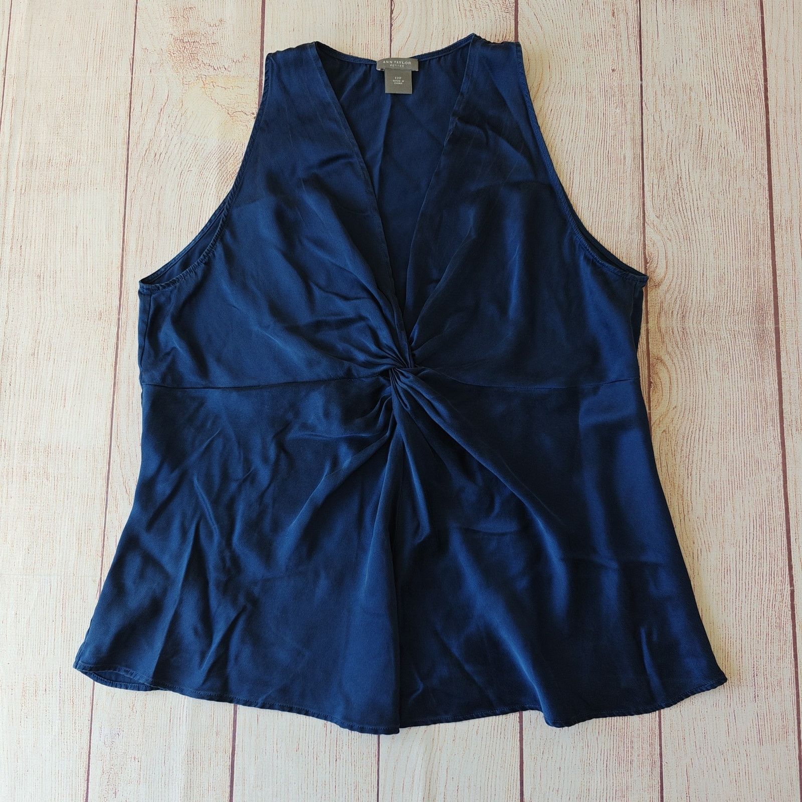 Ann Taylor 100% silk blue twist front sleeveless blouse sz 12P Size XL / US 12-14 / IT 48-50 - 1 Thumbnail