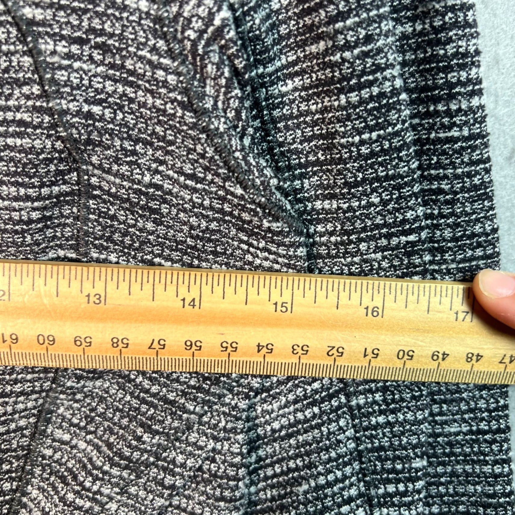 Lululemon VINTAGE Lululemon Shirt Womens 6 Gray Striped 1/4 Zip Long Sleeve Pullover Athletic Size M / US 6-8 / IT 42-44 - 4 Thumbnail