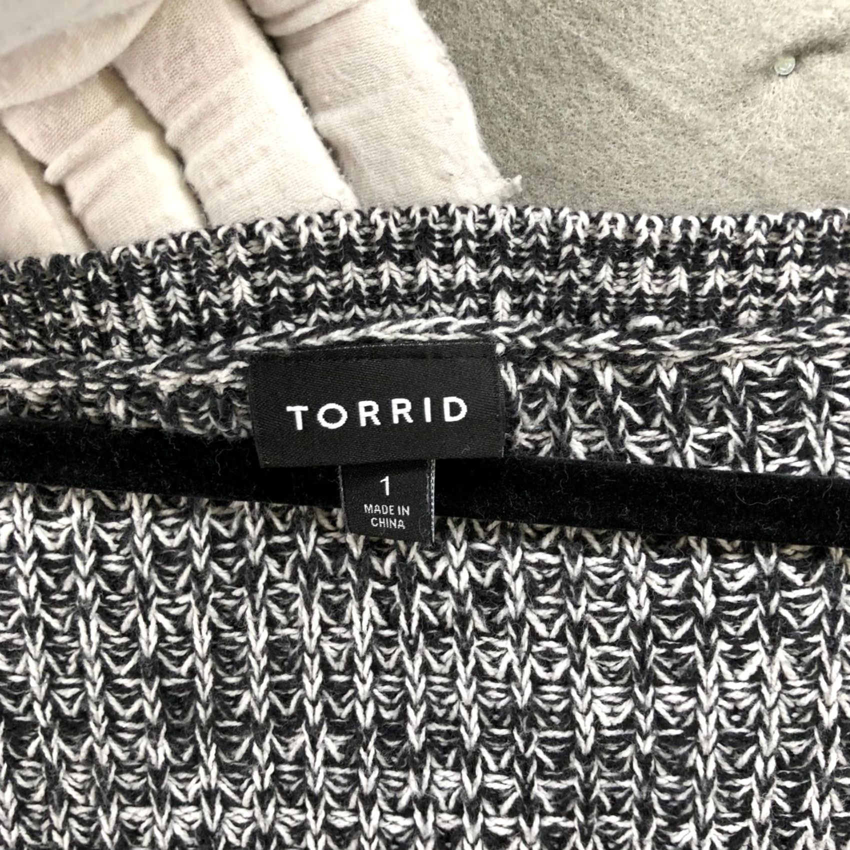 Torrid Torrid Gray Knit V-Neck Sweater Tunic Top Womens 1X Cotton Blend Pullover Long Sleeve Casual 1X Womens Sweater Gray Knit V-Neck Torrid Size XL / US 12-14 / IT 48-50 - 5 Thumbnail