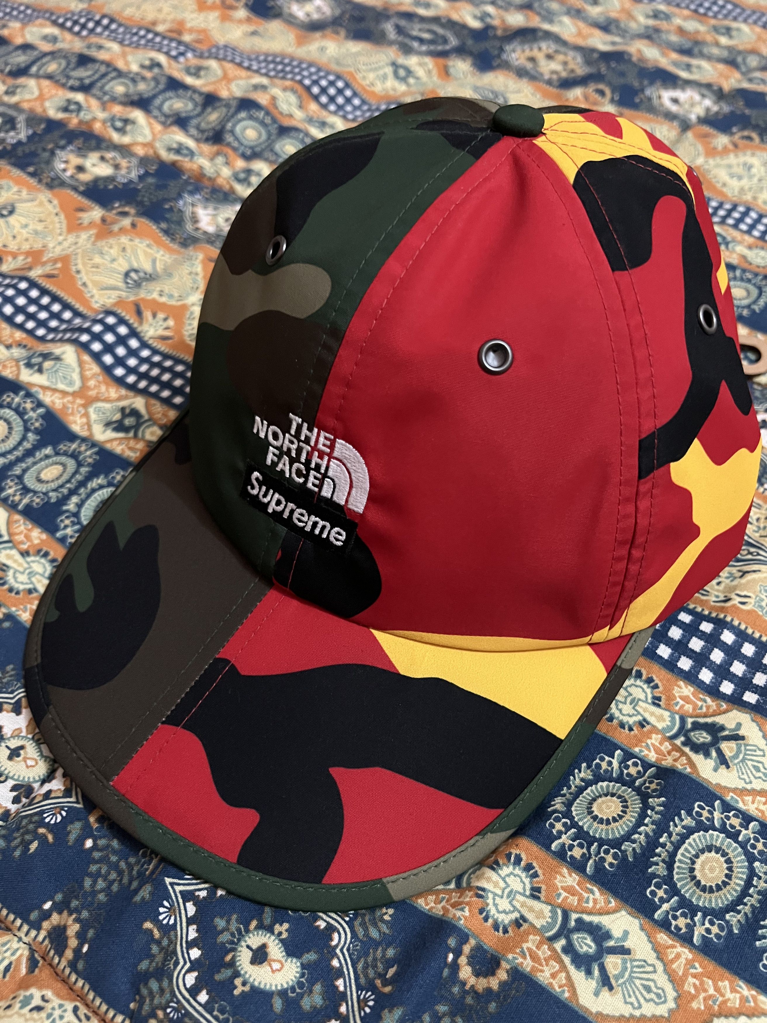 Supreme Supreme The North Face Split 6-Panel red woodland camo