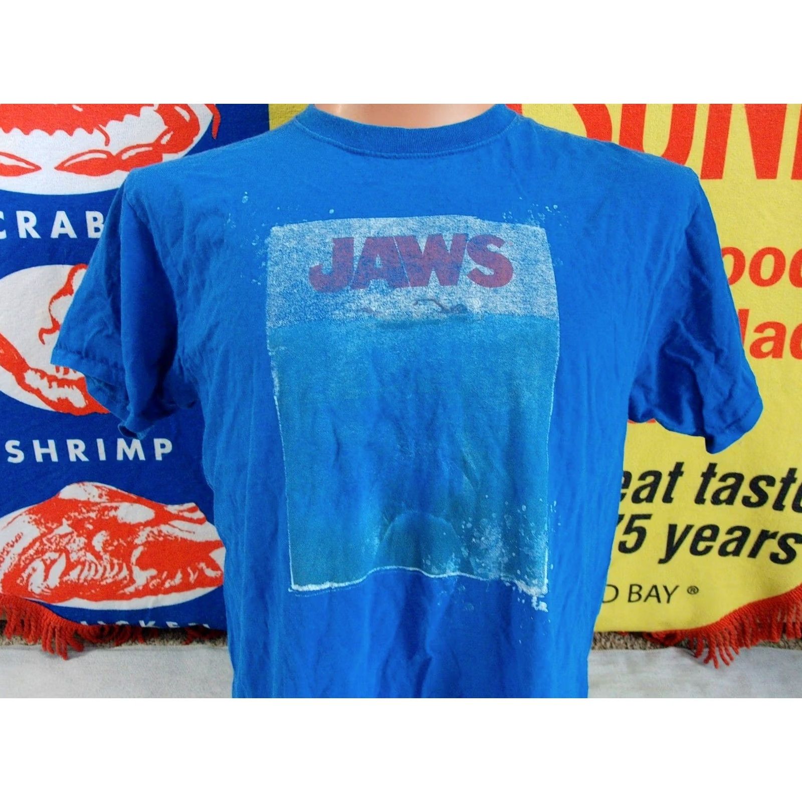 Jerzees JAWS Movie T-Shirt Men L Blue Graphic Print 2010s Regular Fit Short Sleeve Jerzees Crew Neck Shirt Size US L / EU 52-54 / 3 - 2 Thumbnail