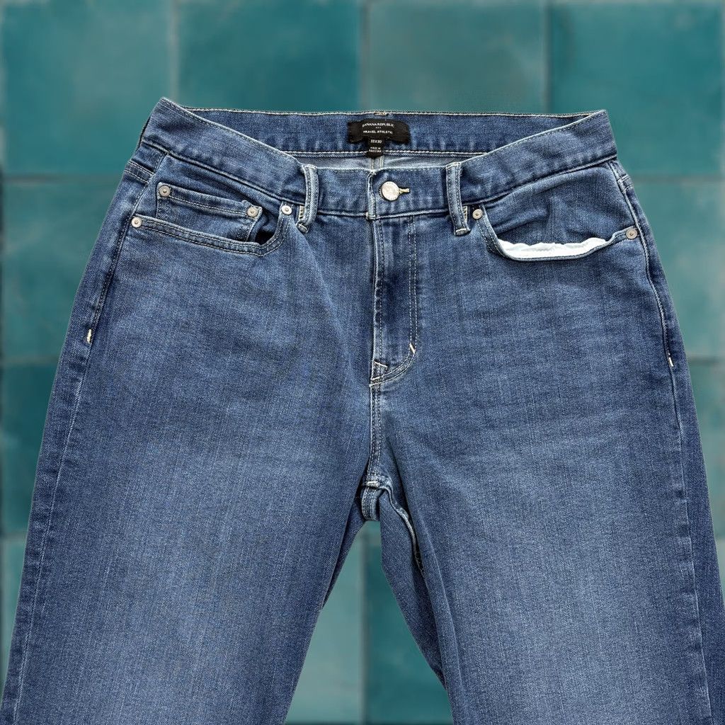 Banana Republic Banana Republic Travel Athletic Jeans Mens 33x30 Blue Wash Tapered Stretch Denim Pants Jeans Mens Navy Blue Athletic Fit Denim Jeans Size US 33 - 1 Thumbnail
