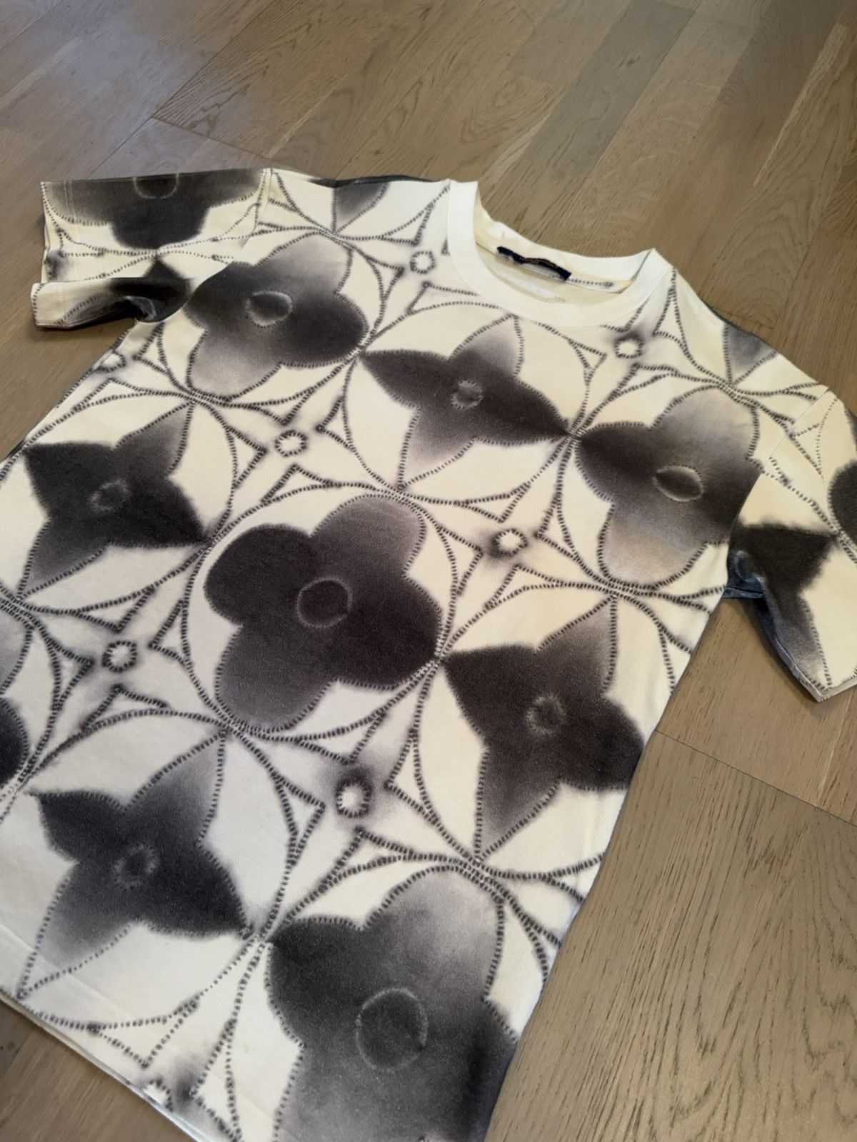Louis Vuitton LOUIS VUITTON tshirt , real measurements by tape in photos Size US M / EU 48-50 / 2 - 1 Thumbnail