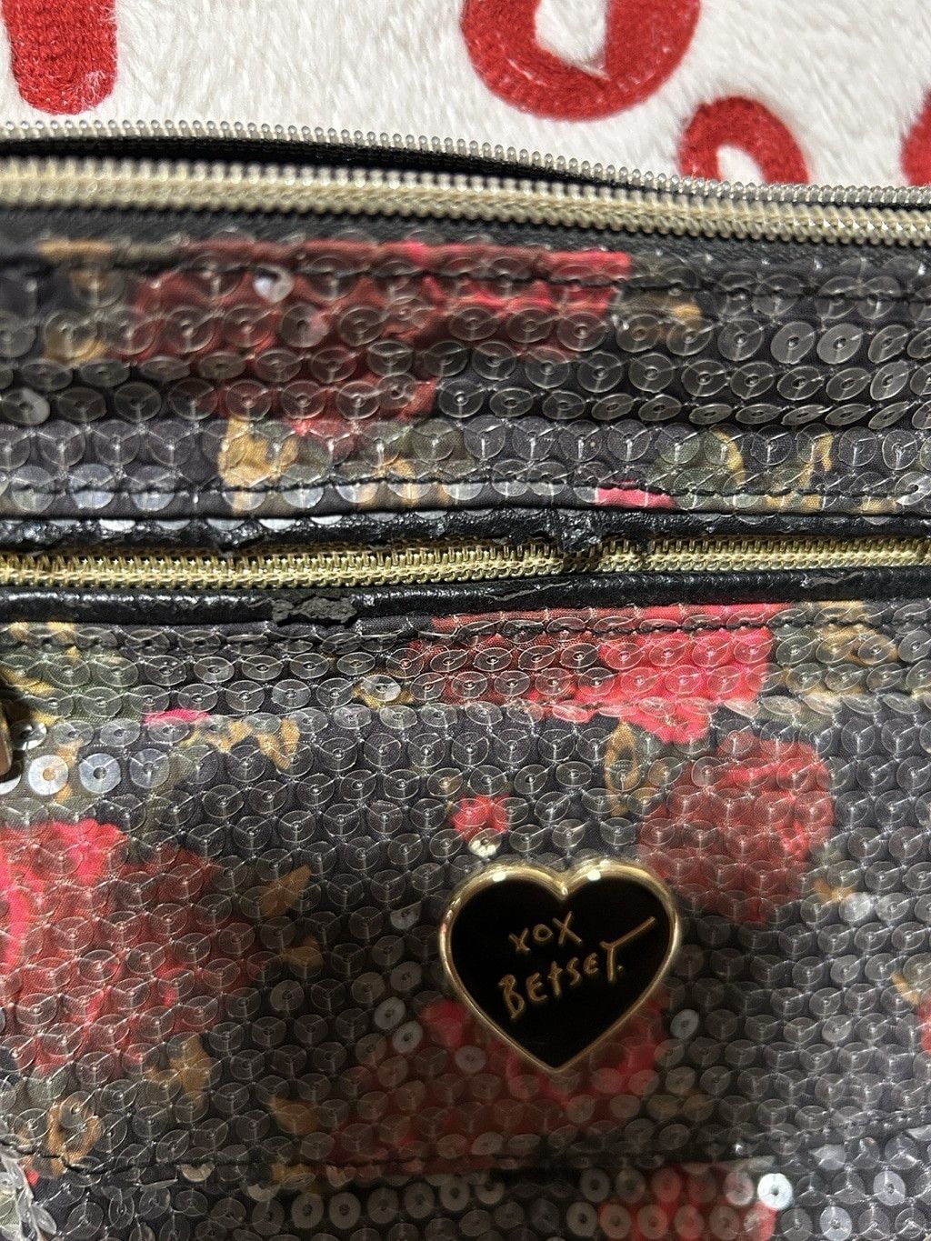 Betsey Johnson Betsey Johnson Black Red Roses Floral Sequin Crossbody Bag Size ONE SIZE - 1 Thumbnail