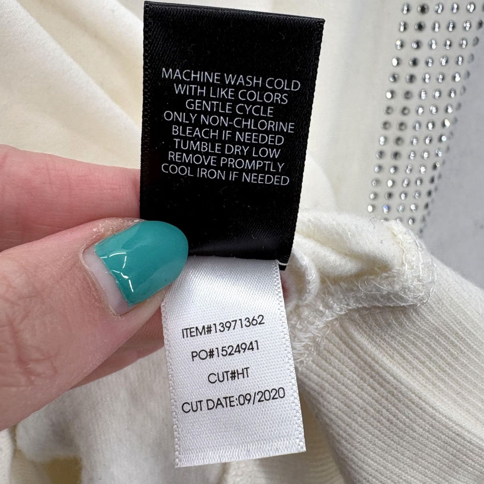 Torrid Torrid Sweatshirt Womens 5X White Rhinestone Sleeve Scoop Neck Raglan Pullover Size XXL / US 16-18 / IT 52-54 - 7 Thumbnail