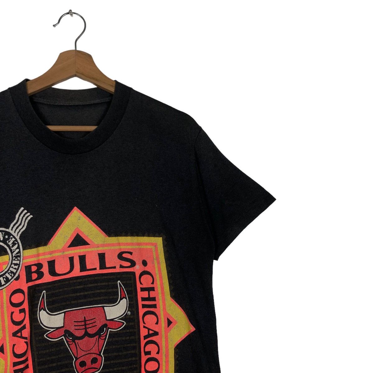 NBA 🔥90’s Vintage Chicago Bulls T-Shirt Big Logo Over Print Size US M / EU 48-50 / 2 - 5 Thumbnail