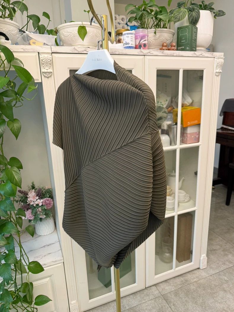 Issey Miyake Issey Miyake size:2 Khaki asymmetrical pleated vest Size S / US 4 / IT 40 - 3 Thumbnail