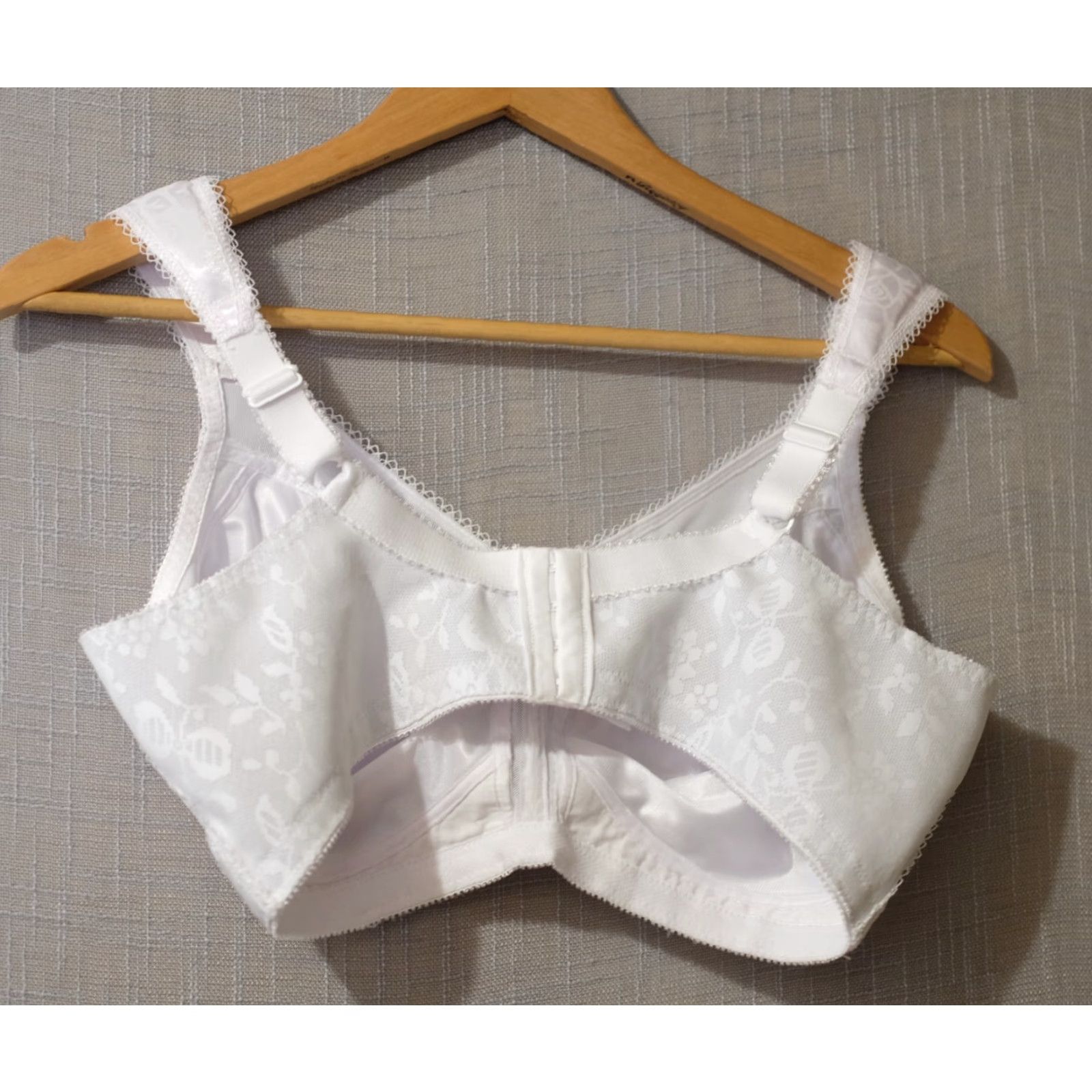 Vintage Playtex Bra Women 18-Hour Wireless Satin White Wide Strap 4693 40D EUC #H89-20 Size ONE SIZE - 4 Thumbnail
