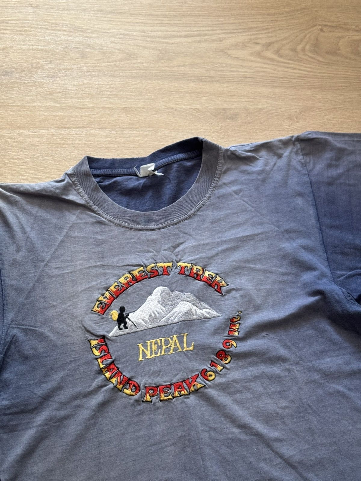 Vintage Vintage Everest Trek Nepal Sunfaded Sherpa Distressed TShirt Size US M / EU 48-50 / 2 - 2 Thumbnail