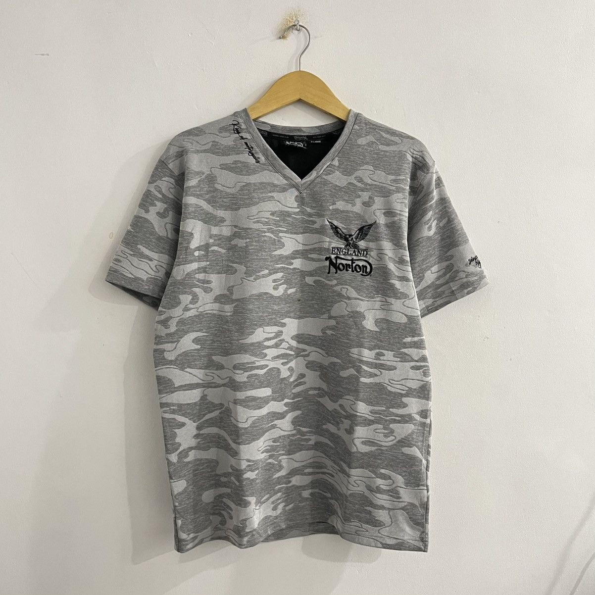 Norton Norton England Camo Vneck Tee Size US XL / EU 56 / 4 - 1 Thumbnail